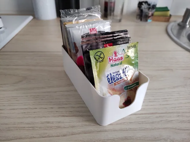 Baking powder, yeast, vanillin sugar bag holder