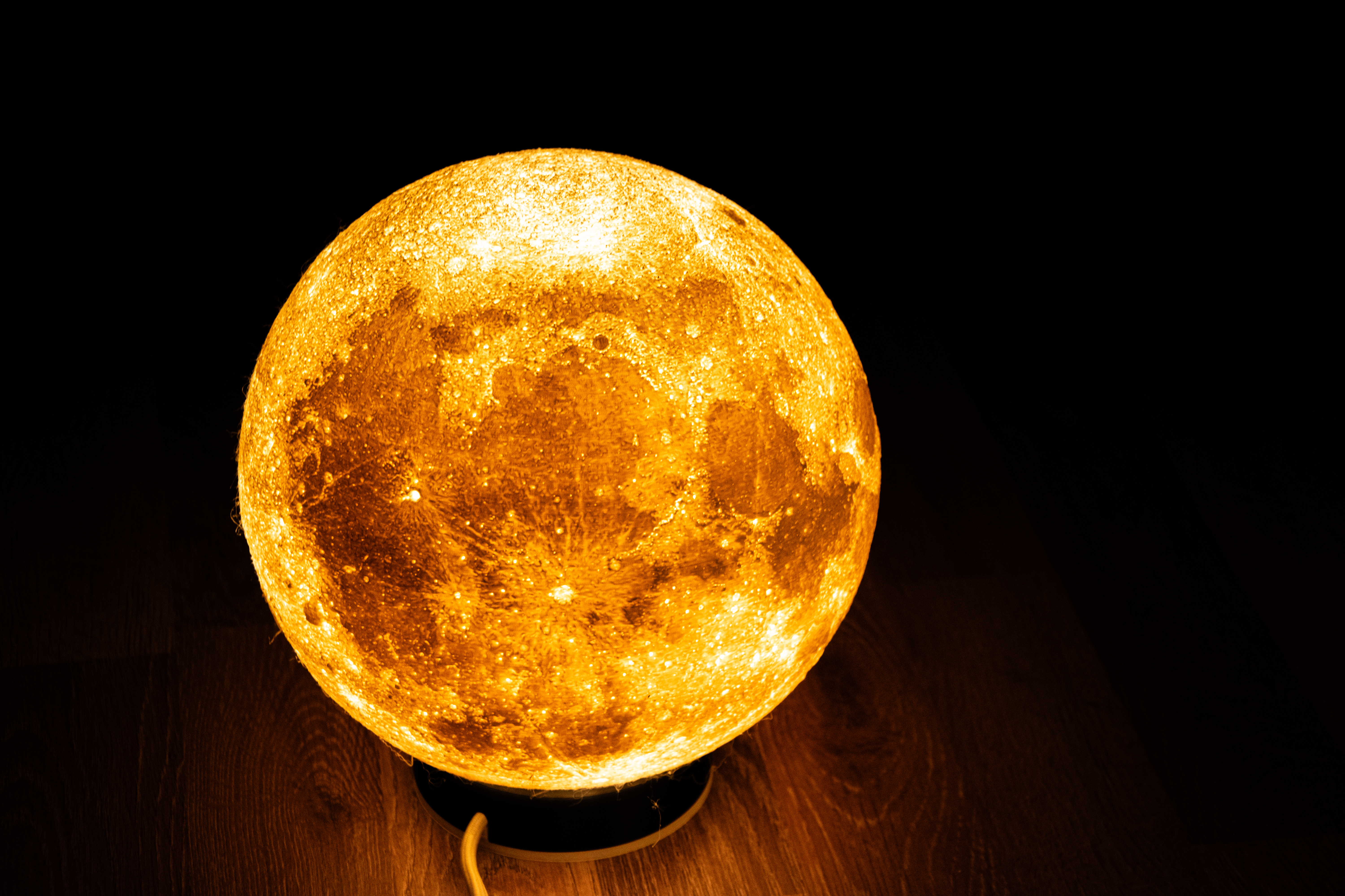 Puck base for threaded moon lamp