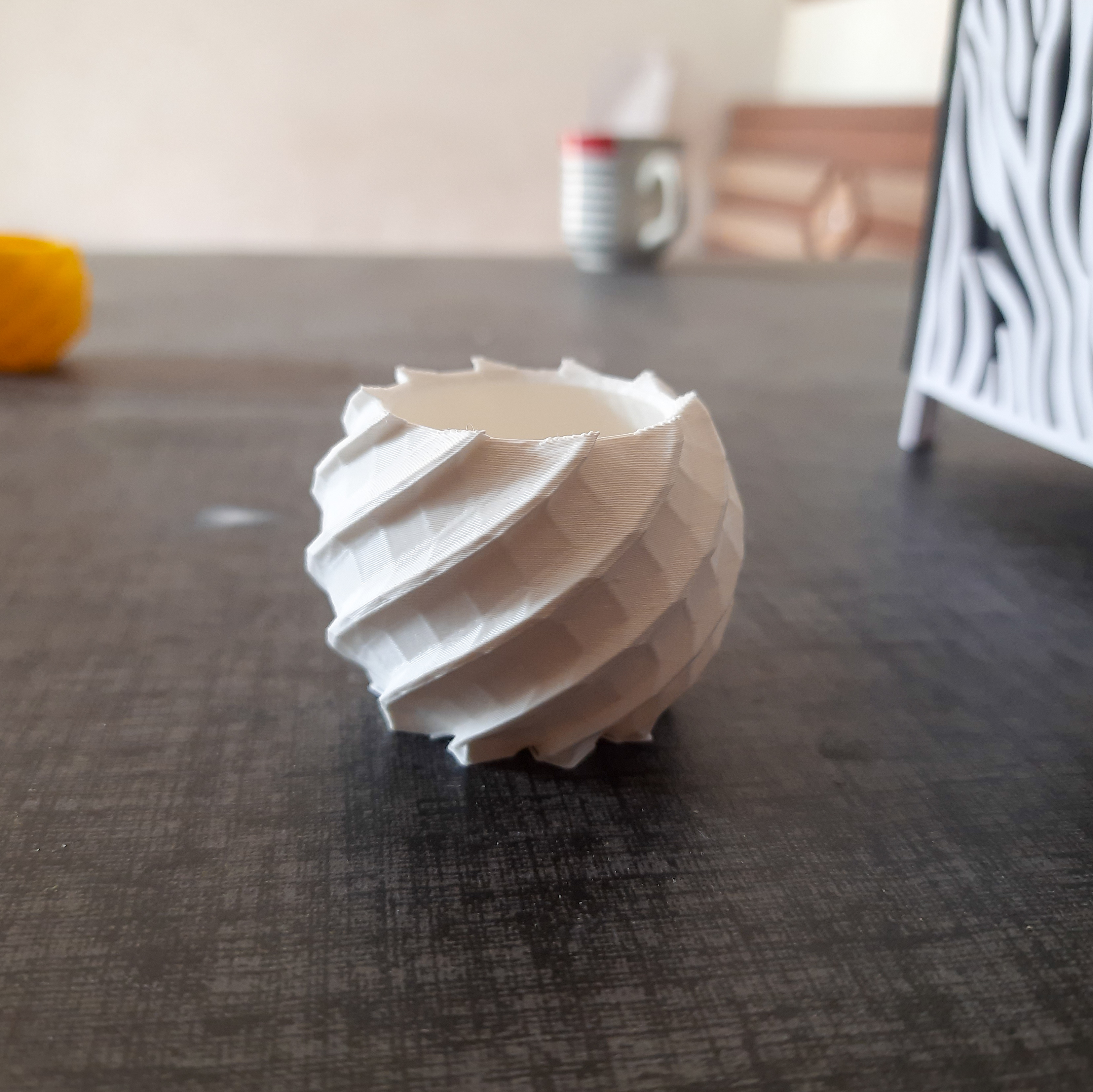 Miniatura 4 do modelo 3D Spherical Tiny Planter Pot