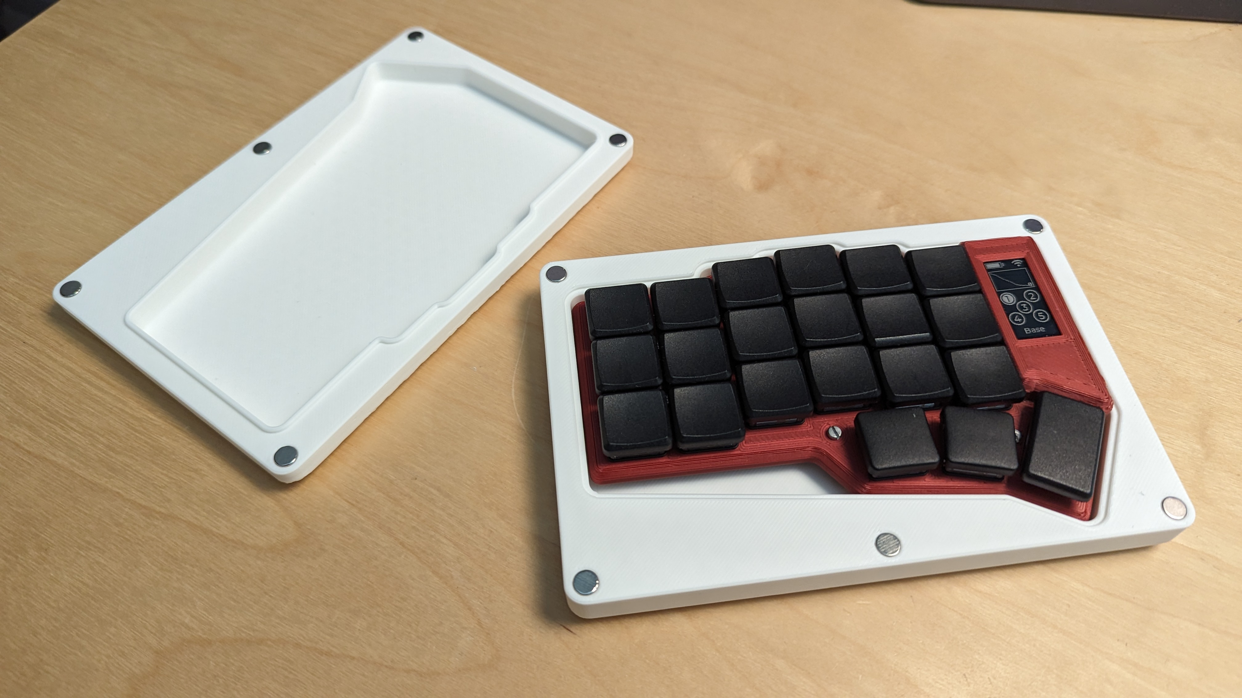 Travel case for Wireless Corne split keyboard by Rhynier Myburgh