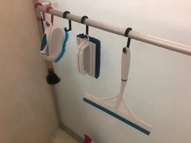 Hook for the shower door. fits 18mm tube