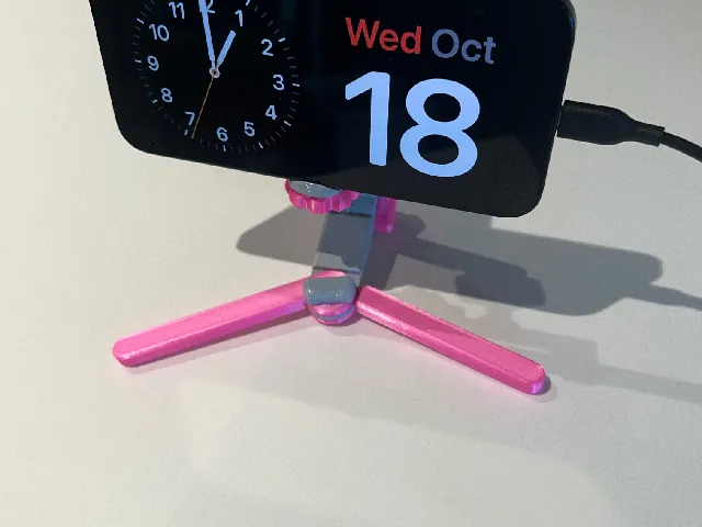 The Mini DoomScroller, a portable smartphone tripod (parametric)