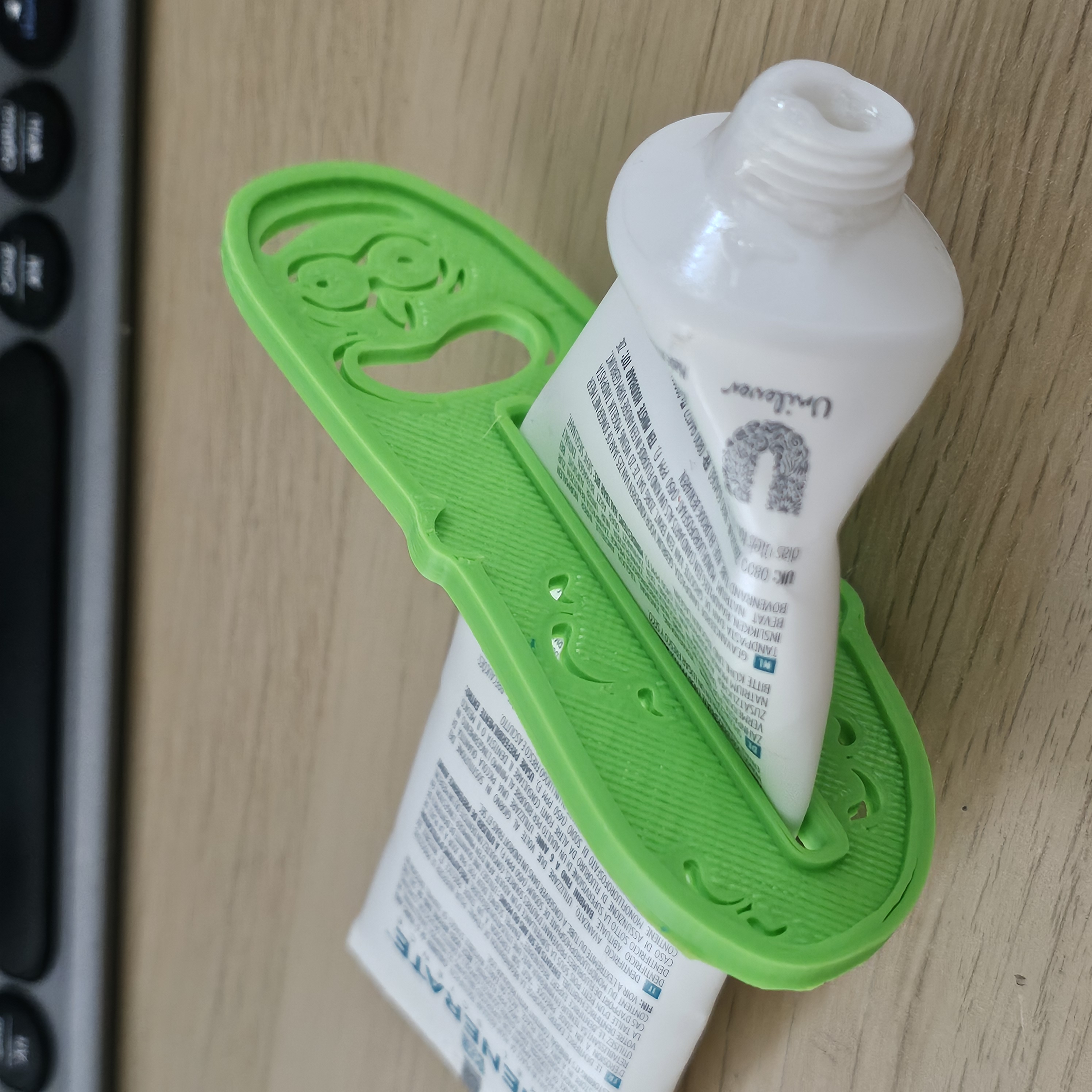 Miniatura 2 do modelo 3D Pickle Rick Tooth Paste Squeezer