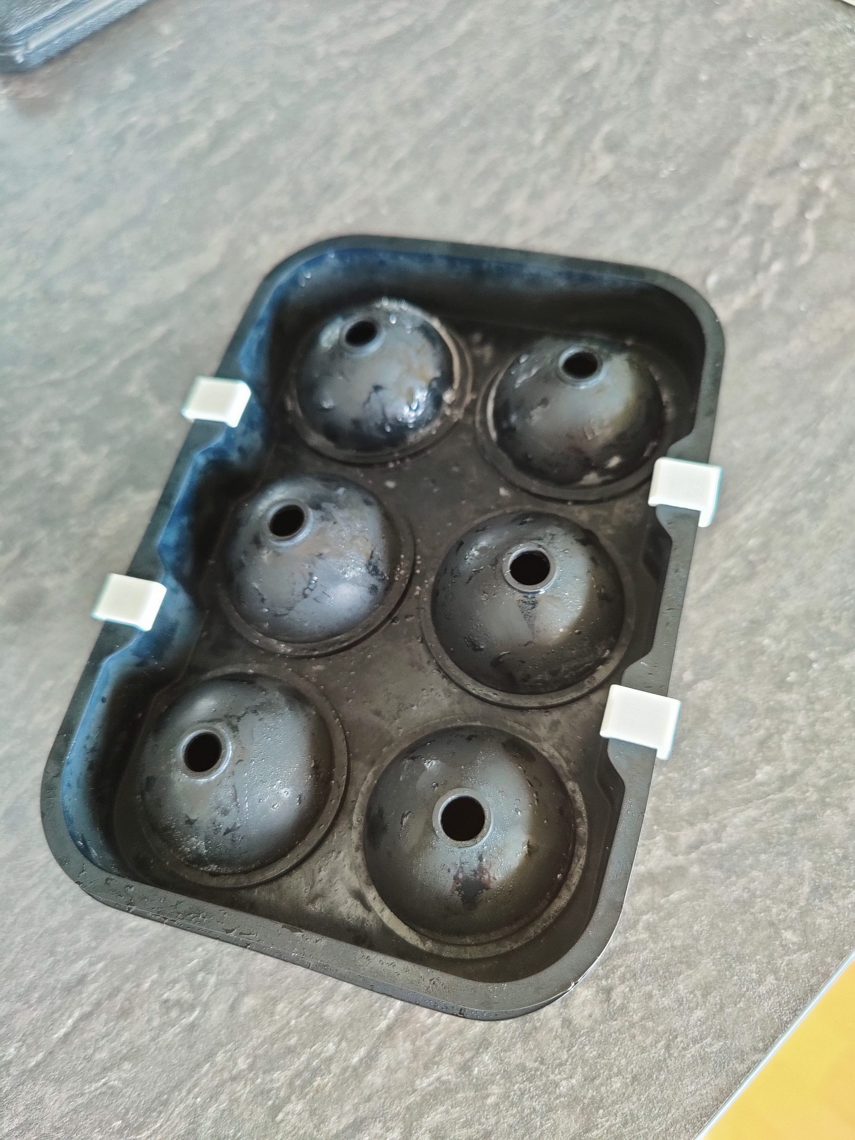 Ice cube tray closing clip