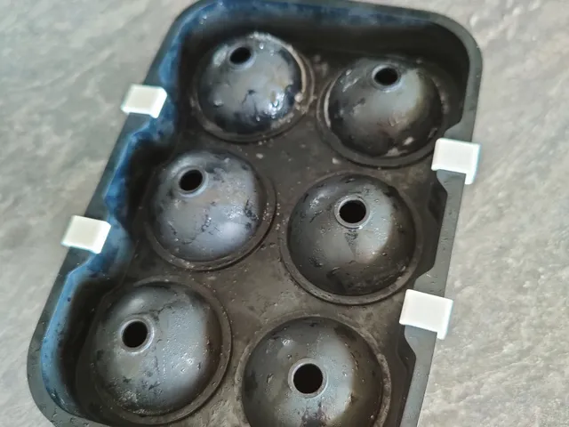 Ice cube tray closing clip