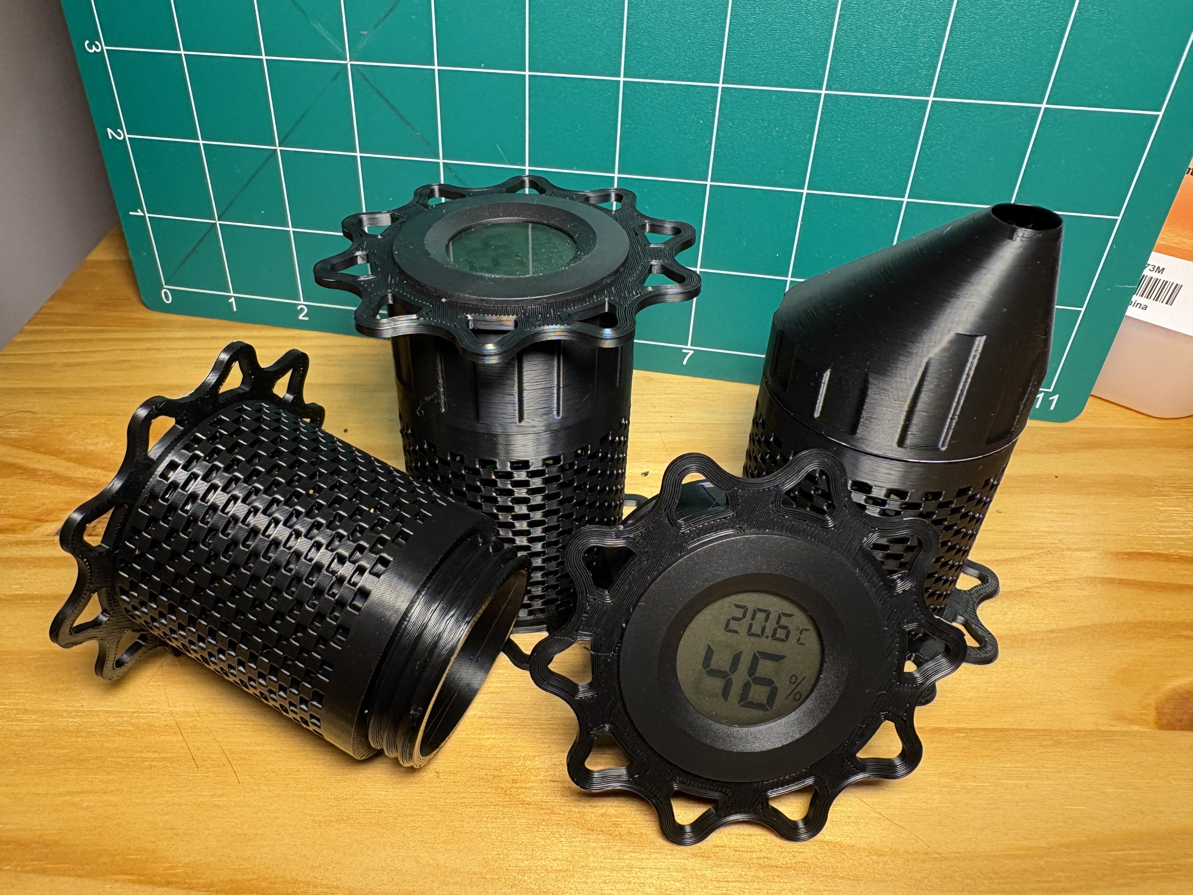 Fast desiccant canister for spools with precision pouring funnel