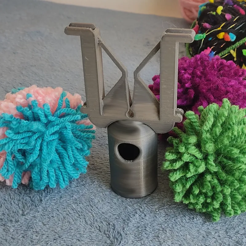 3D Printable PomPom maker by Chris