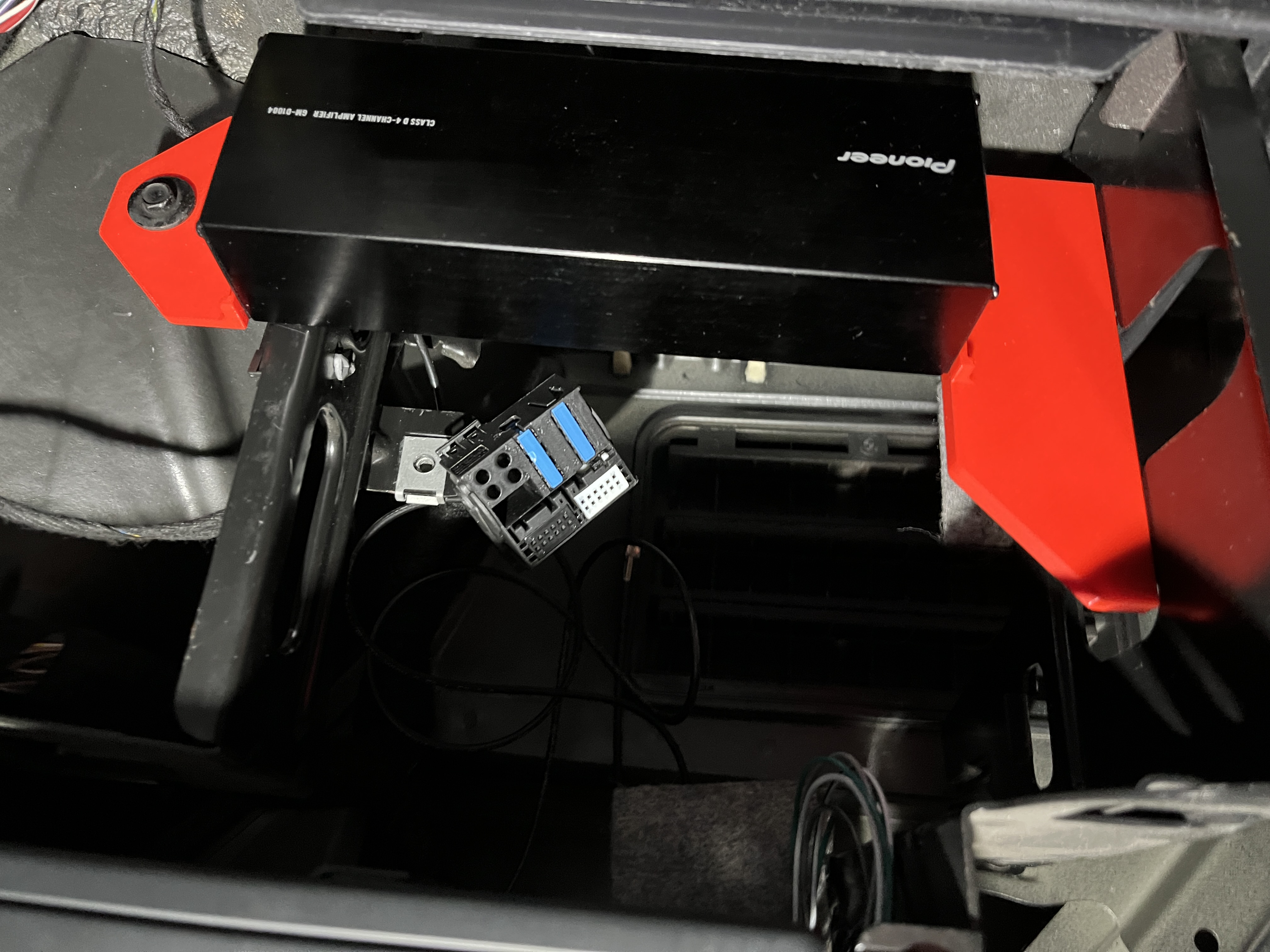 Pioneer GM-D1004 BMW E46 bracket