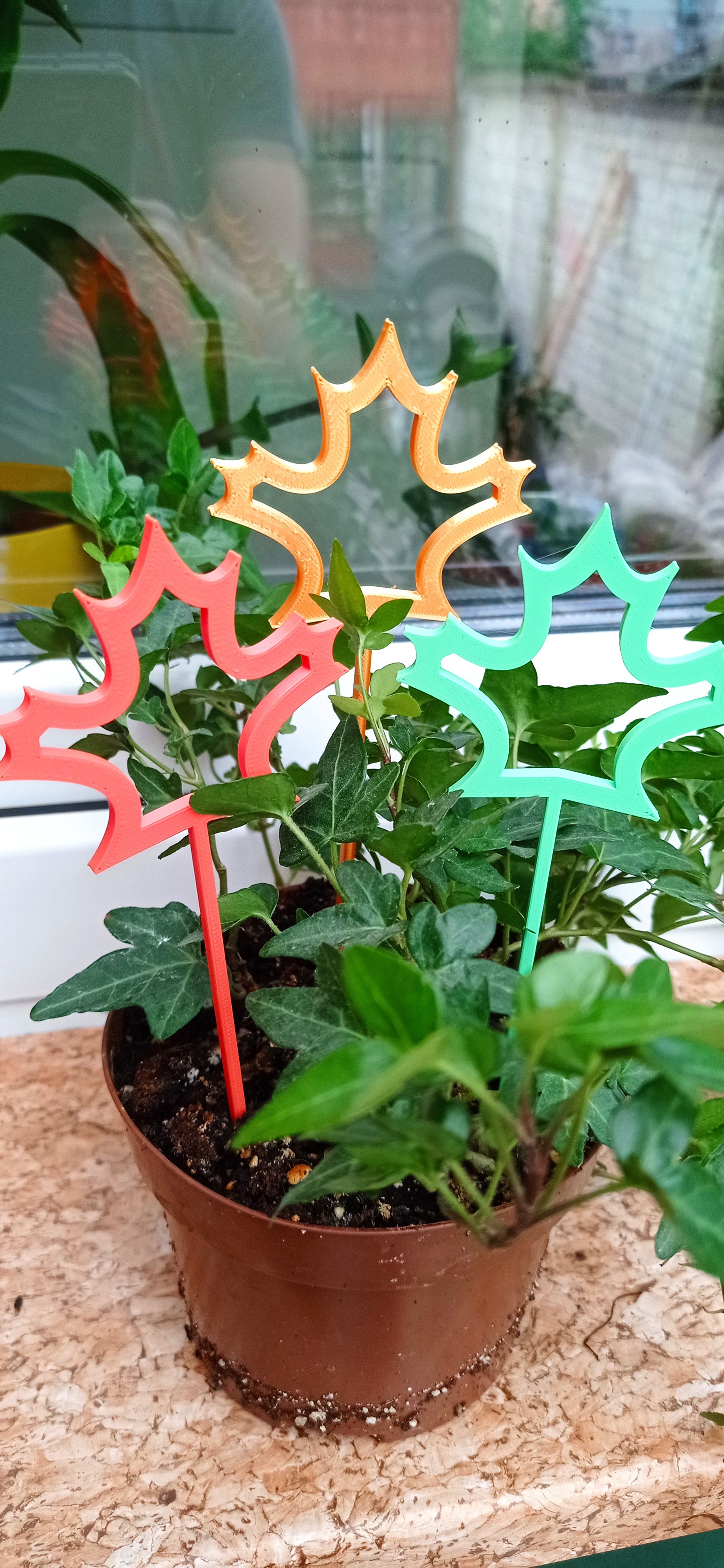 Maple leaf flowerpot pin
