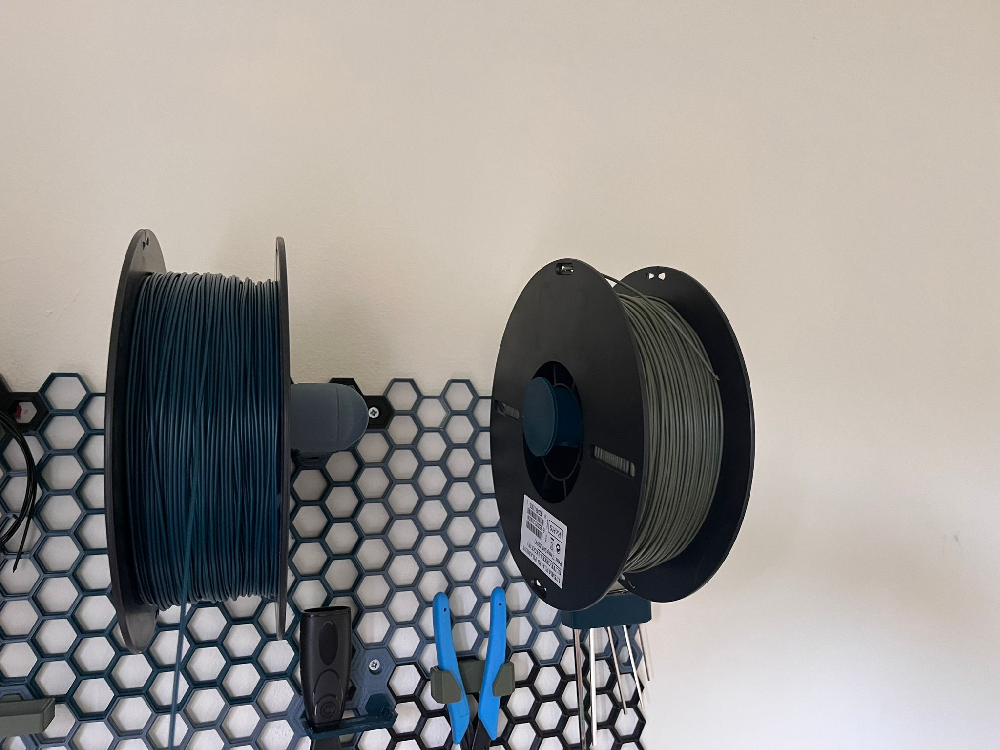 Honeycomb wall spool holder