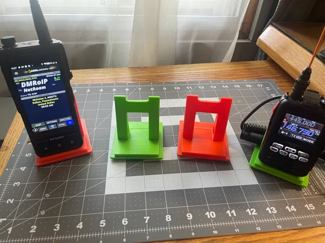 Universal Radio Desktop Stand