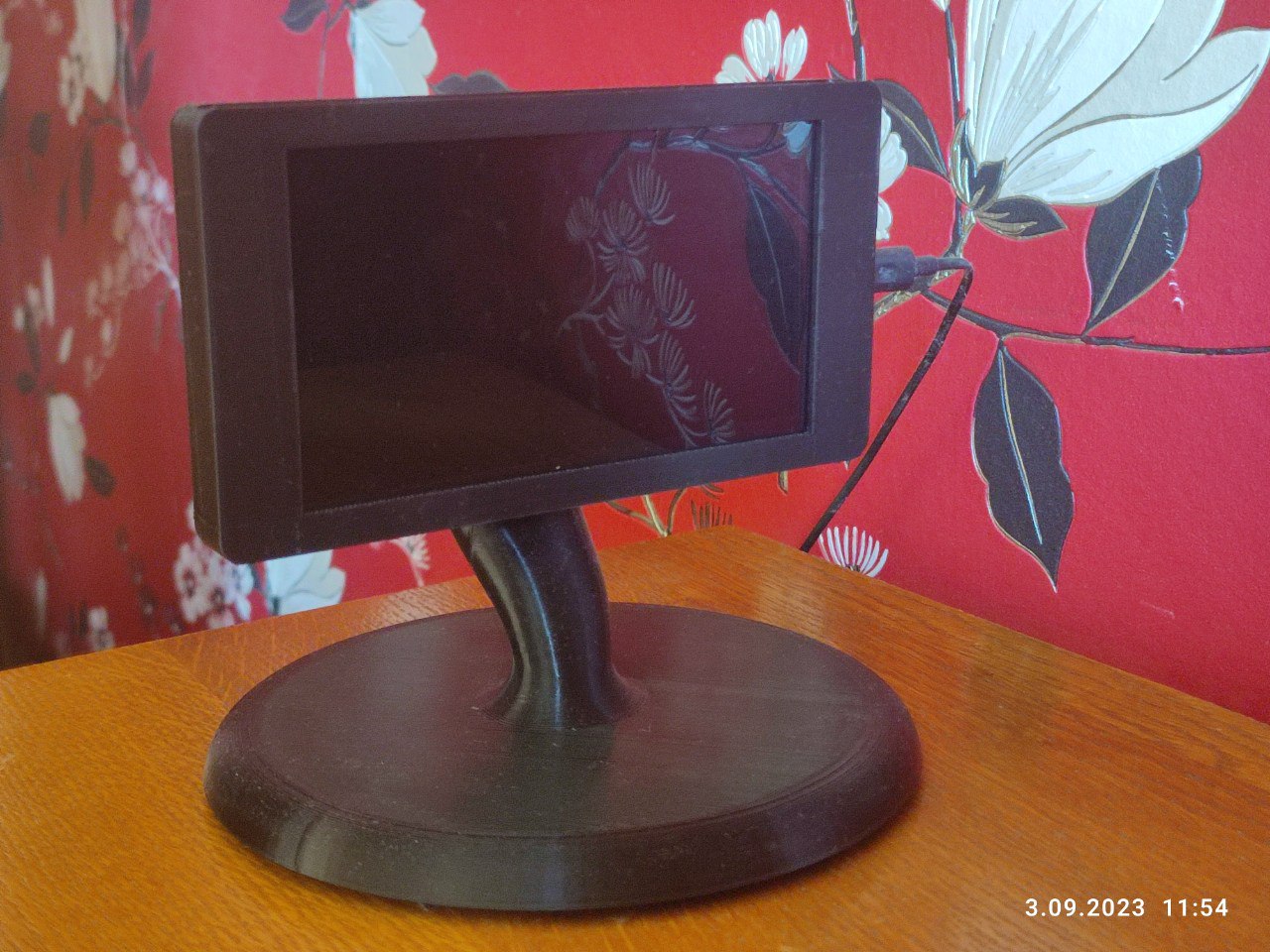 Stand for Galaxy Note II (as a night clock) by Marek Wojnowski