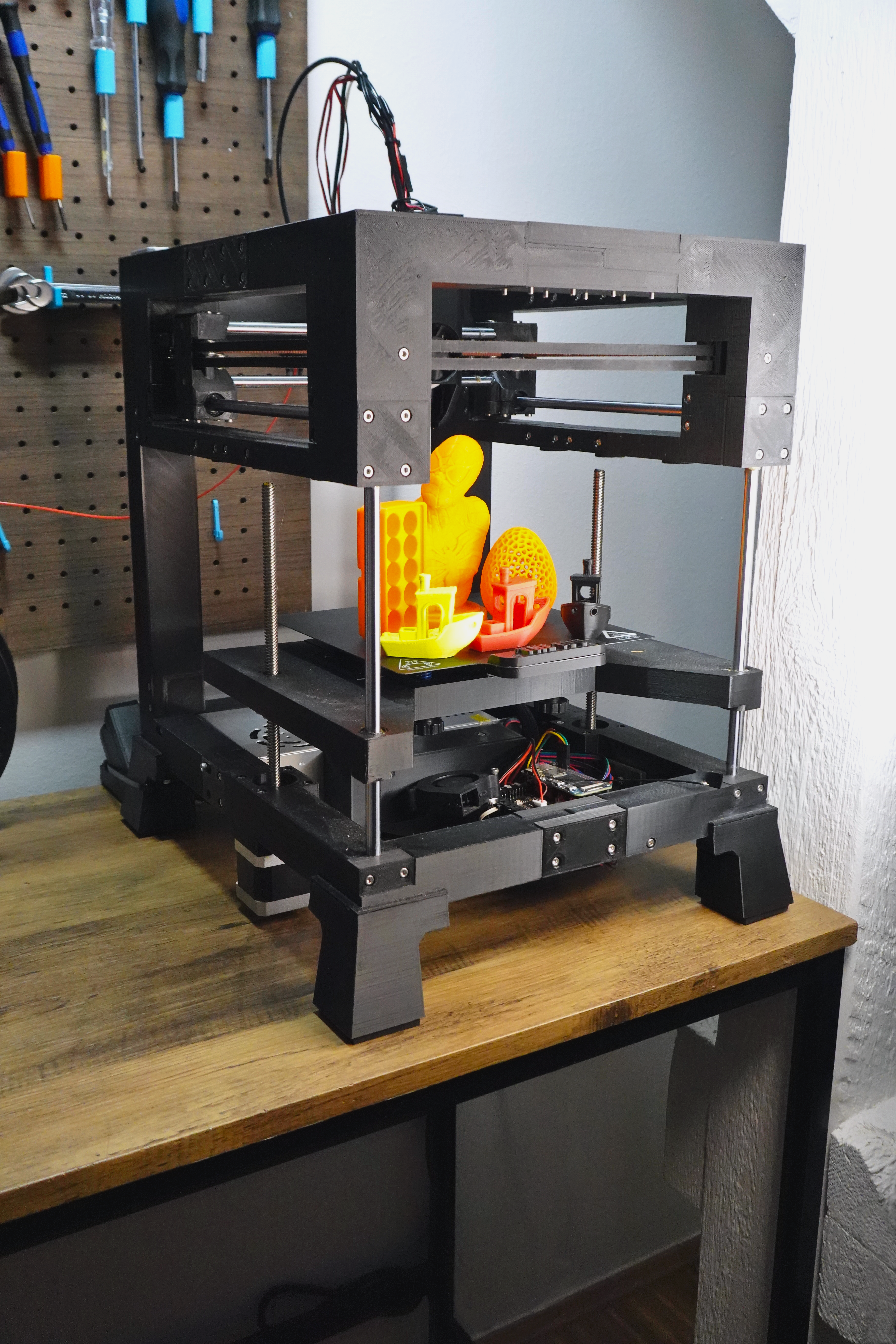 THE 100 v1.1 - The fastest 3D printer based on a printed Frame