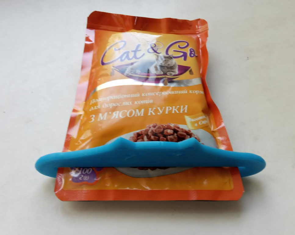 Cat food pouch squeezer