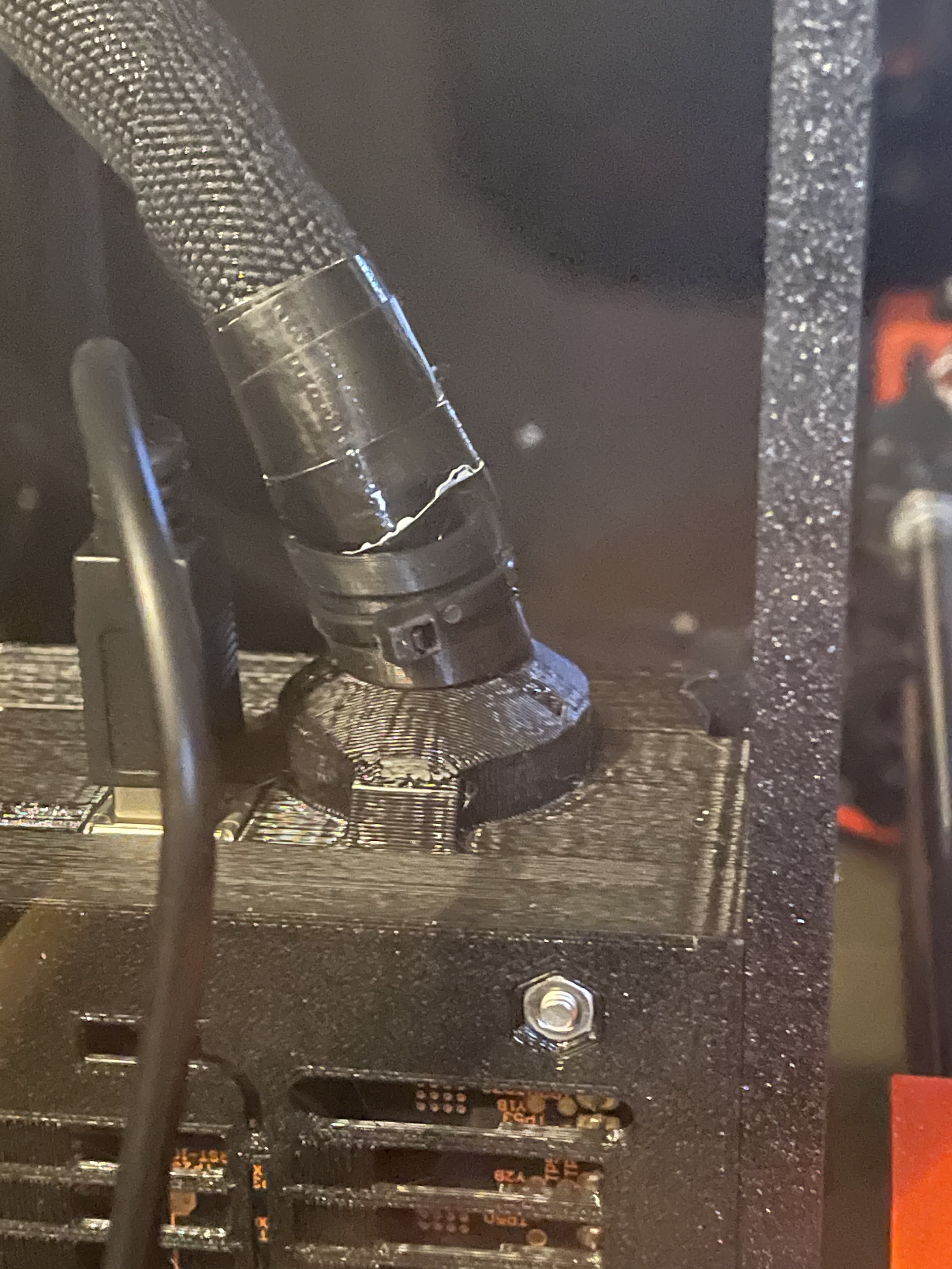 Extruder main cable support clamp
