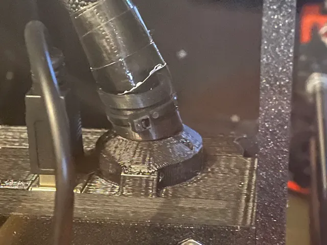 Extruder main cable support clamp