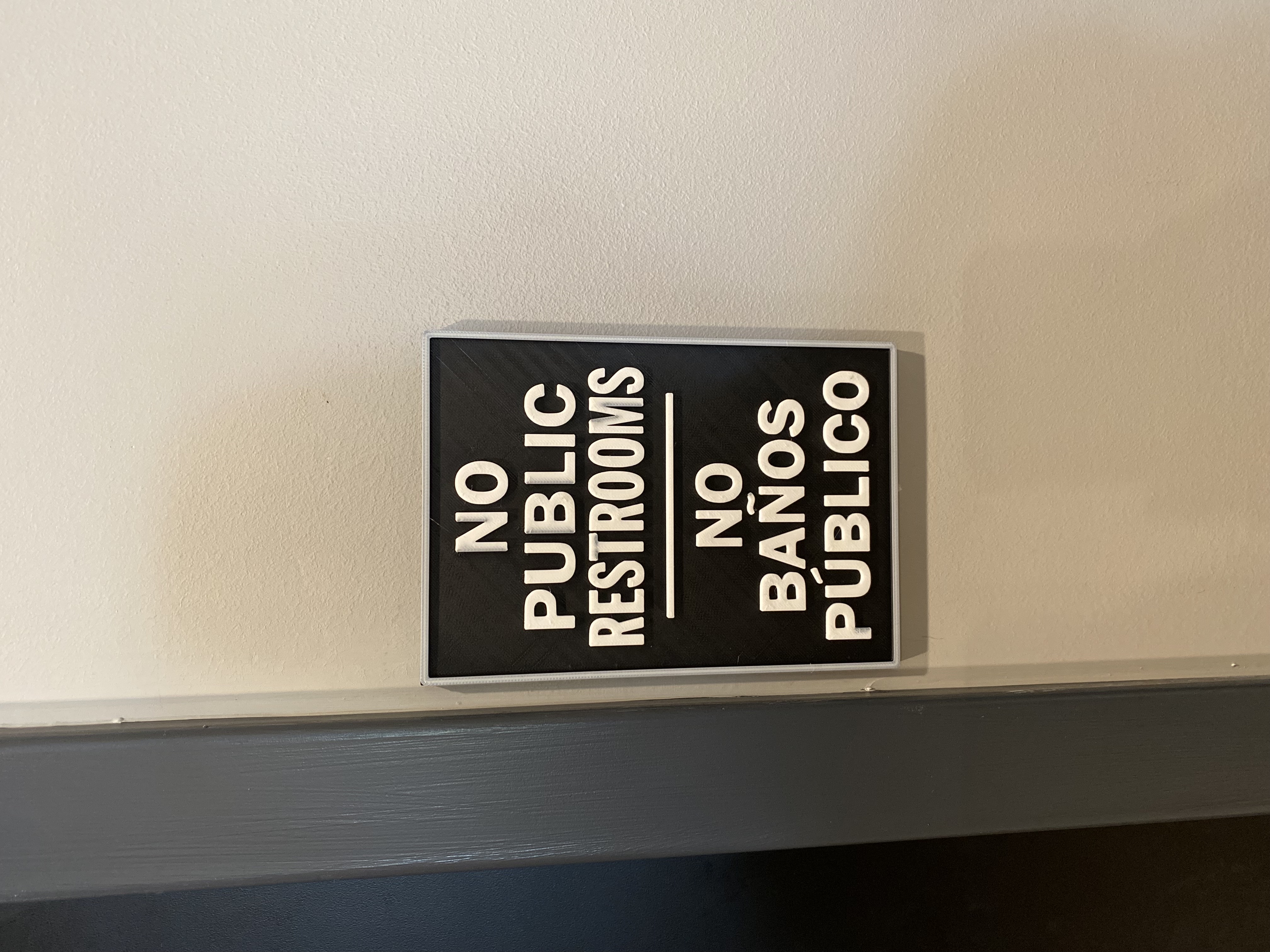 no public restroom sign - English and Spanish
