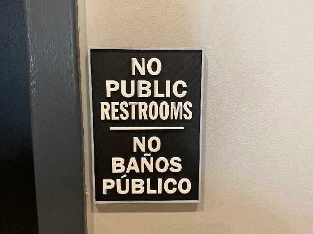 no public restroom sign - English and Spanish