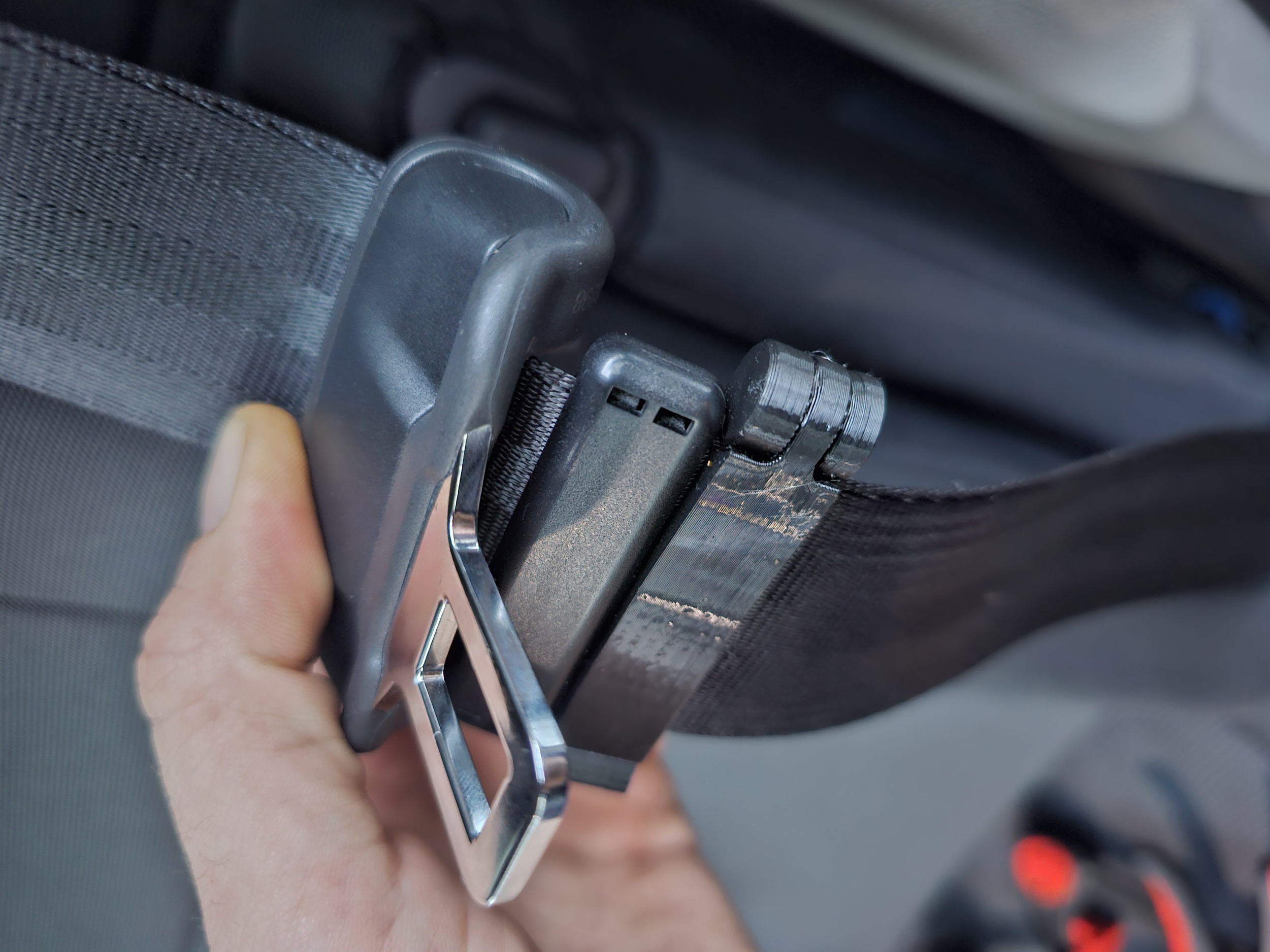 Seatbelt clip