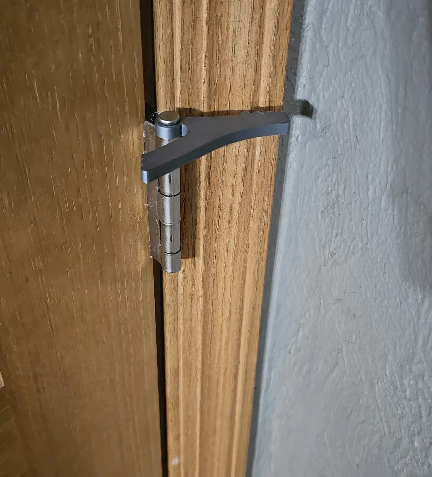 Hinge Mounted Door Stop by HighHussar | Download free STL model |  Printables.com, image size:869x960