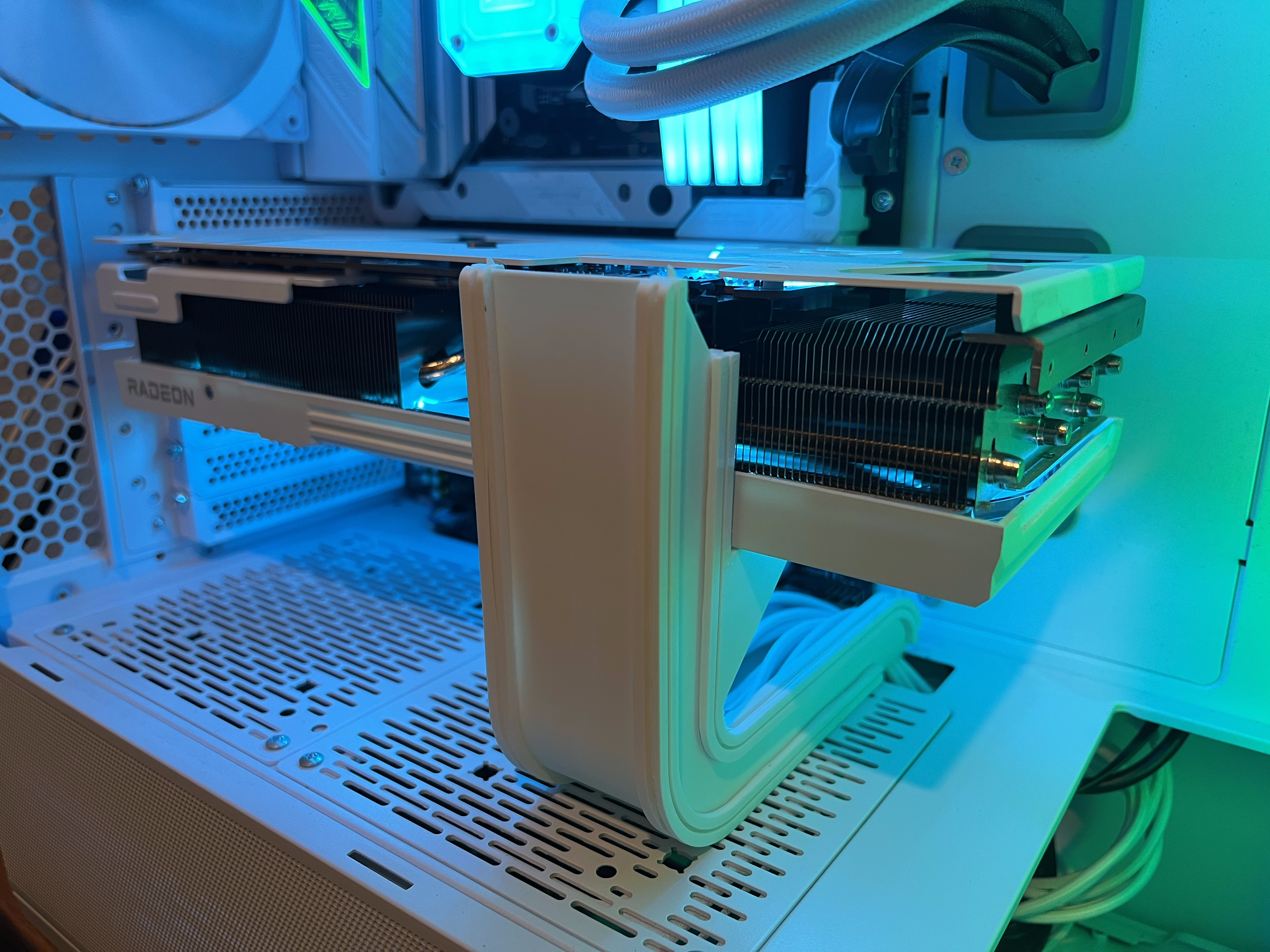 Miniatura 2 do modelo 3D GPU Power Cable Guide With GPU Stand