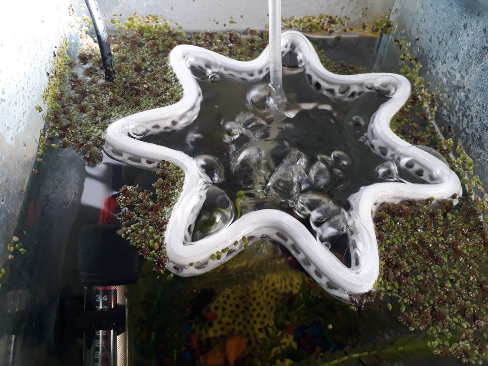 Wave breaker for aquarium