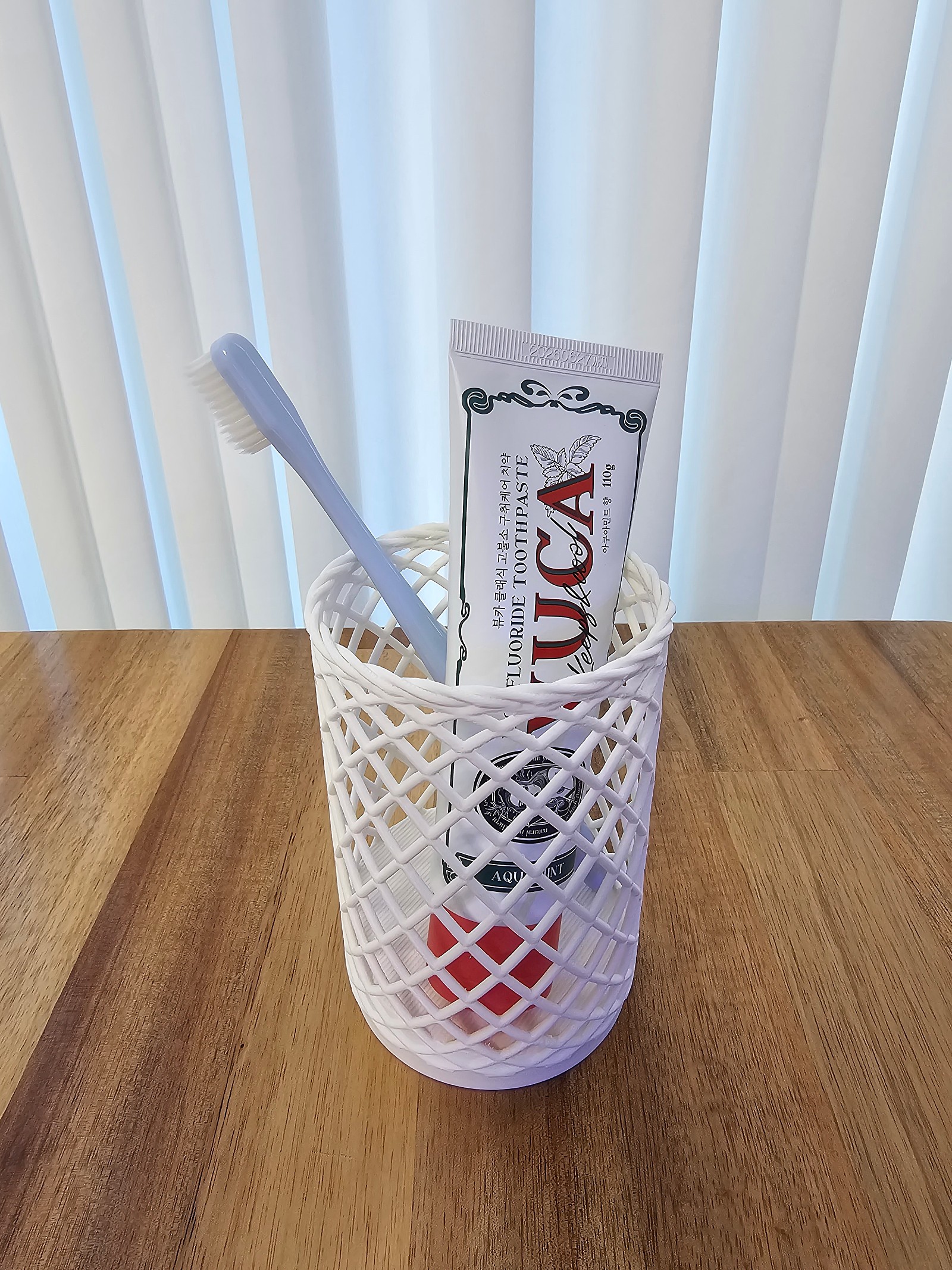 bathroom cups with a smart drainage system