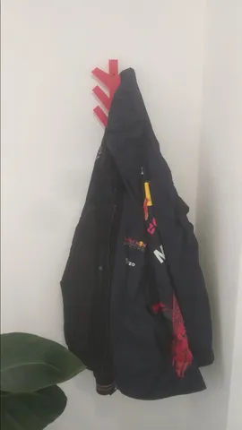 Arrow shaped cloth hanger