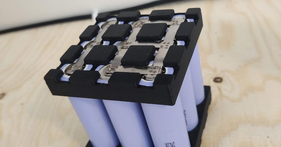 Parametric 18650 battery holder/case by Luheadr Download free STL