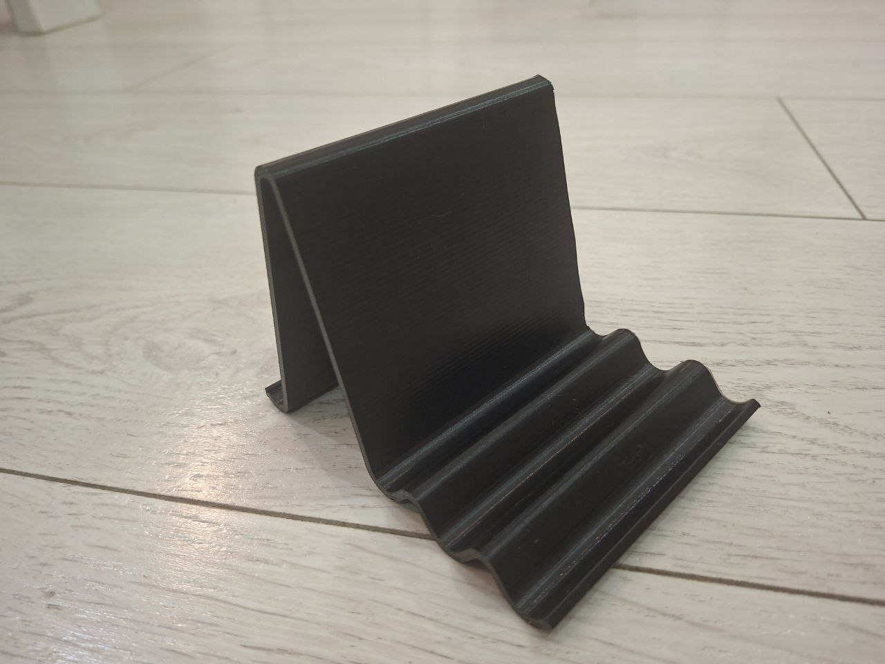 Minimalist Wave Phone Stand