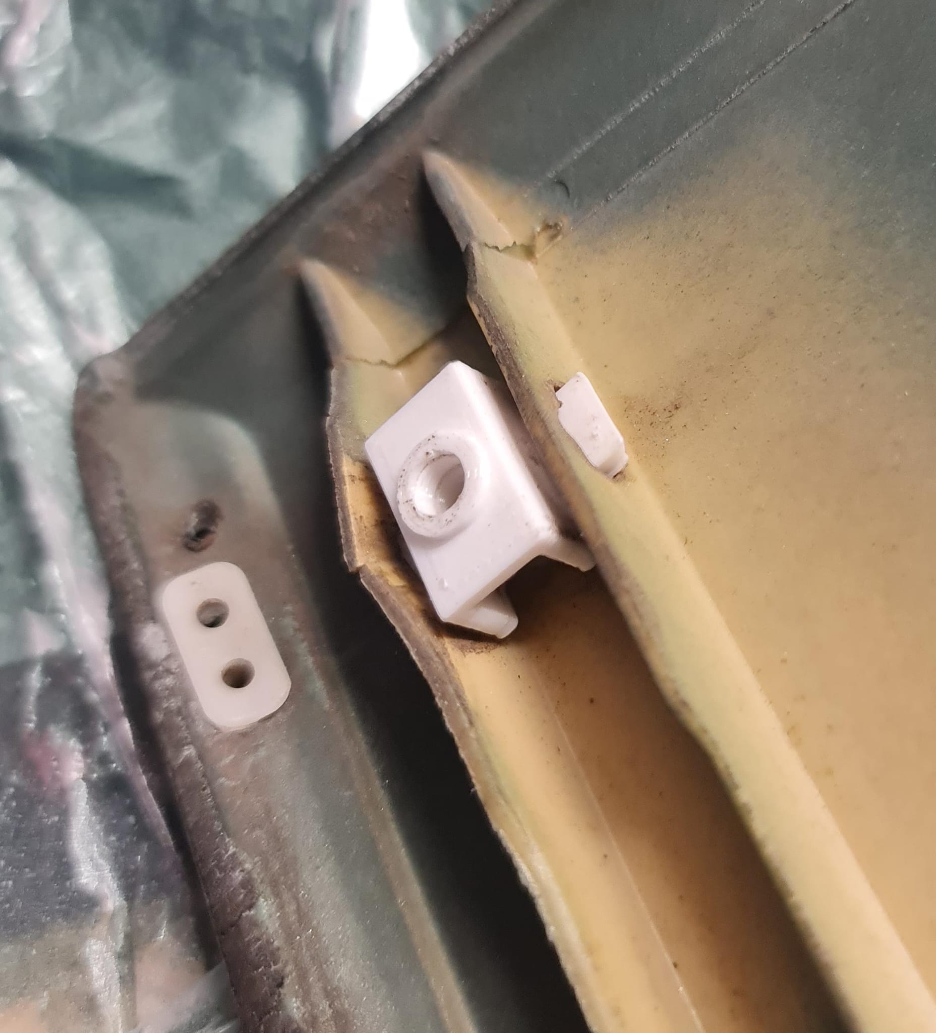 Mercedes W124 Sacco Trim Mount Kit - Missing Upper Pin