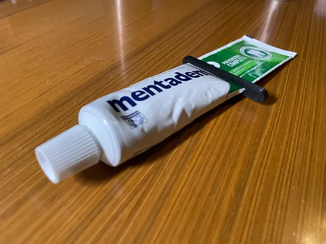 Toothpaste squeezer