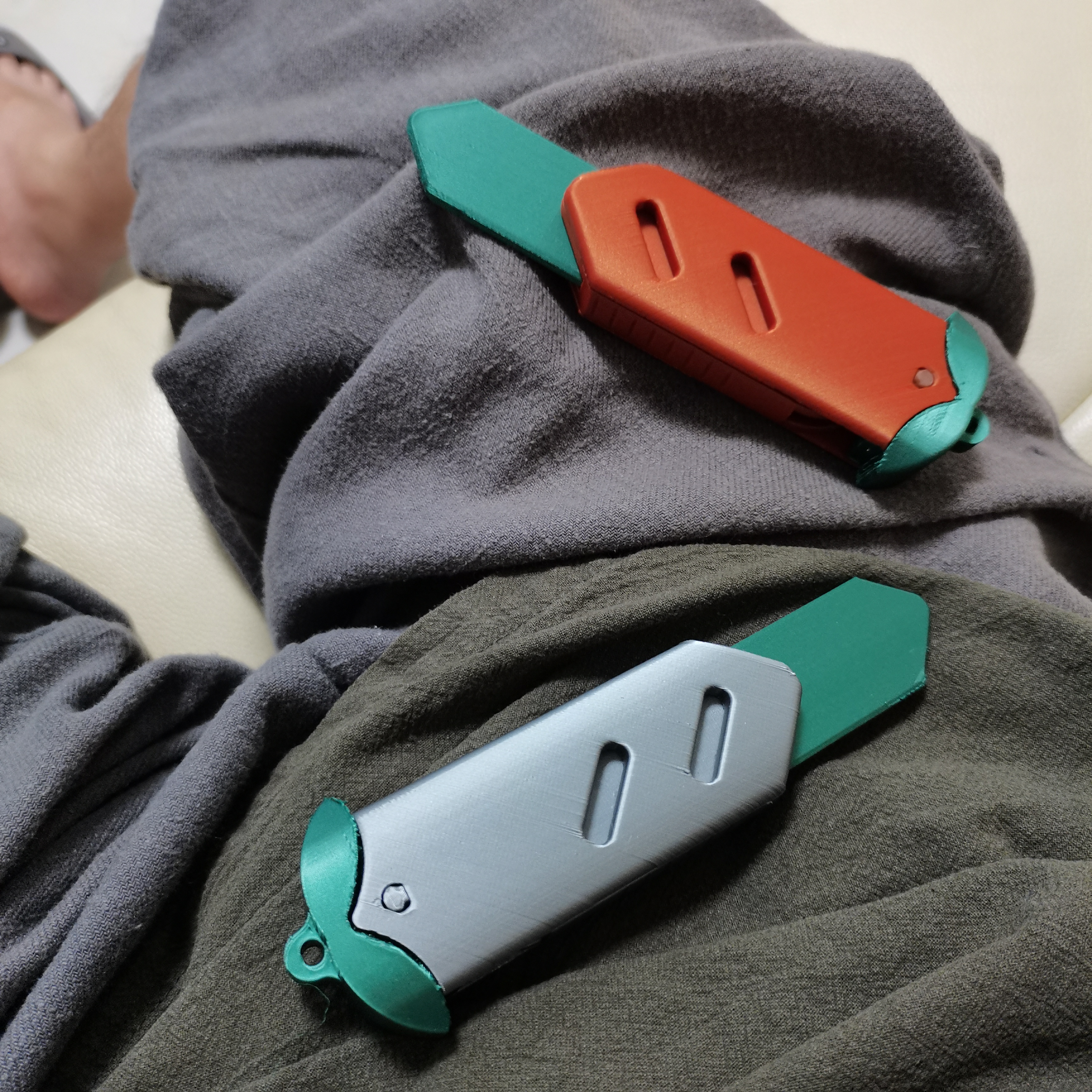 CARROT GRAVITY TOY KNIFE (NO SCREWS OR GLUE NEEDED)