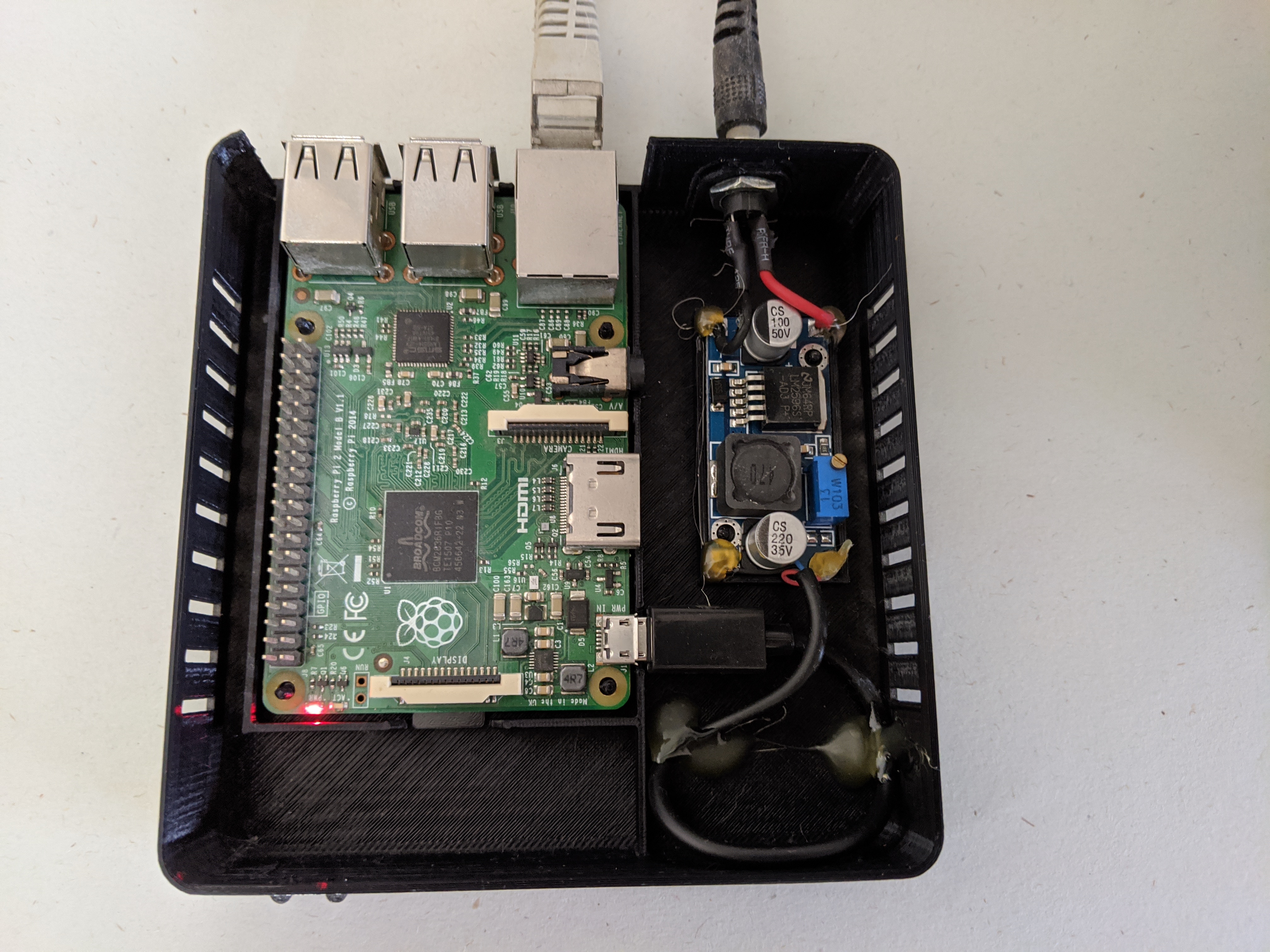 Small "technology appliance" box for Raspberry Pi and buck converter — miniatura 2