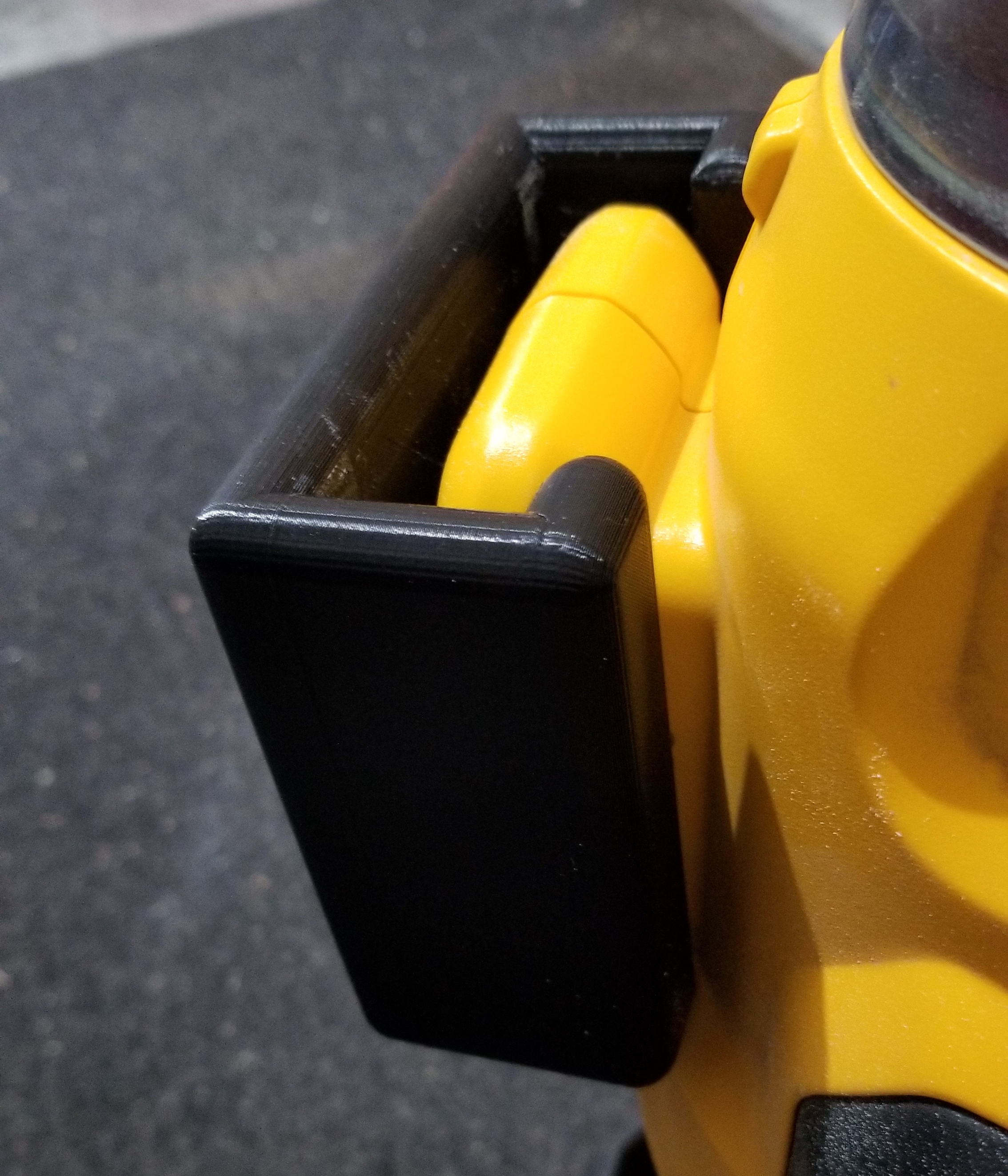 Leaf Blower Holder by ShovelshoT Download free STL model