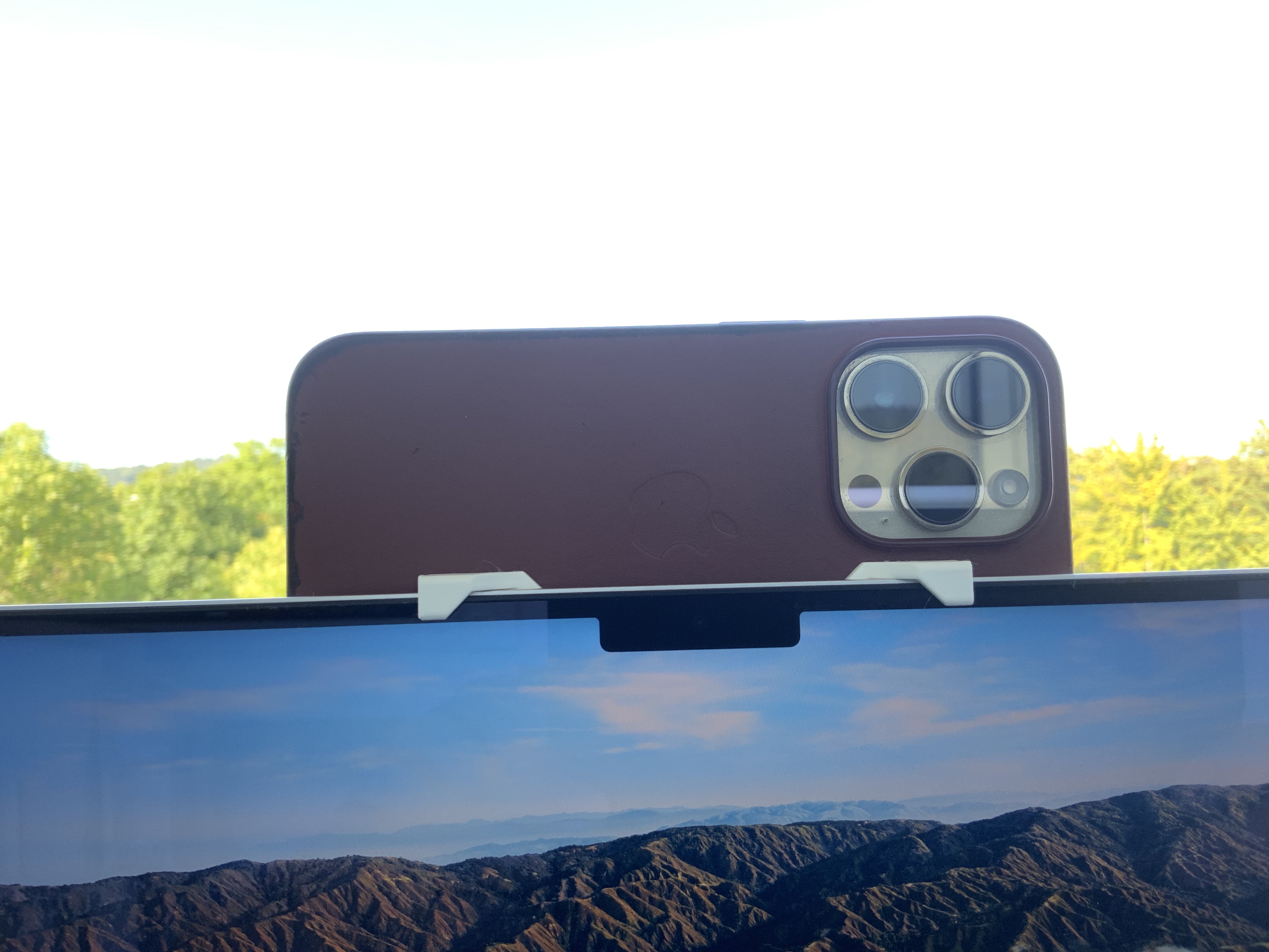 Continuity Camera Holder MacBook Pro and iPhone 14 Pro with case (11mm)