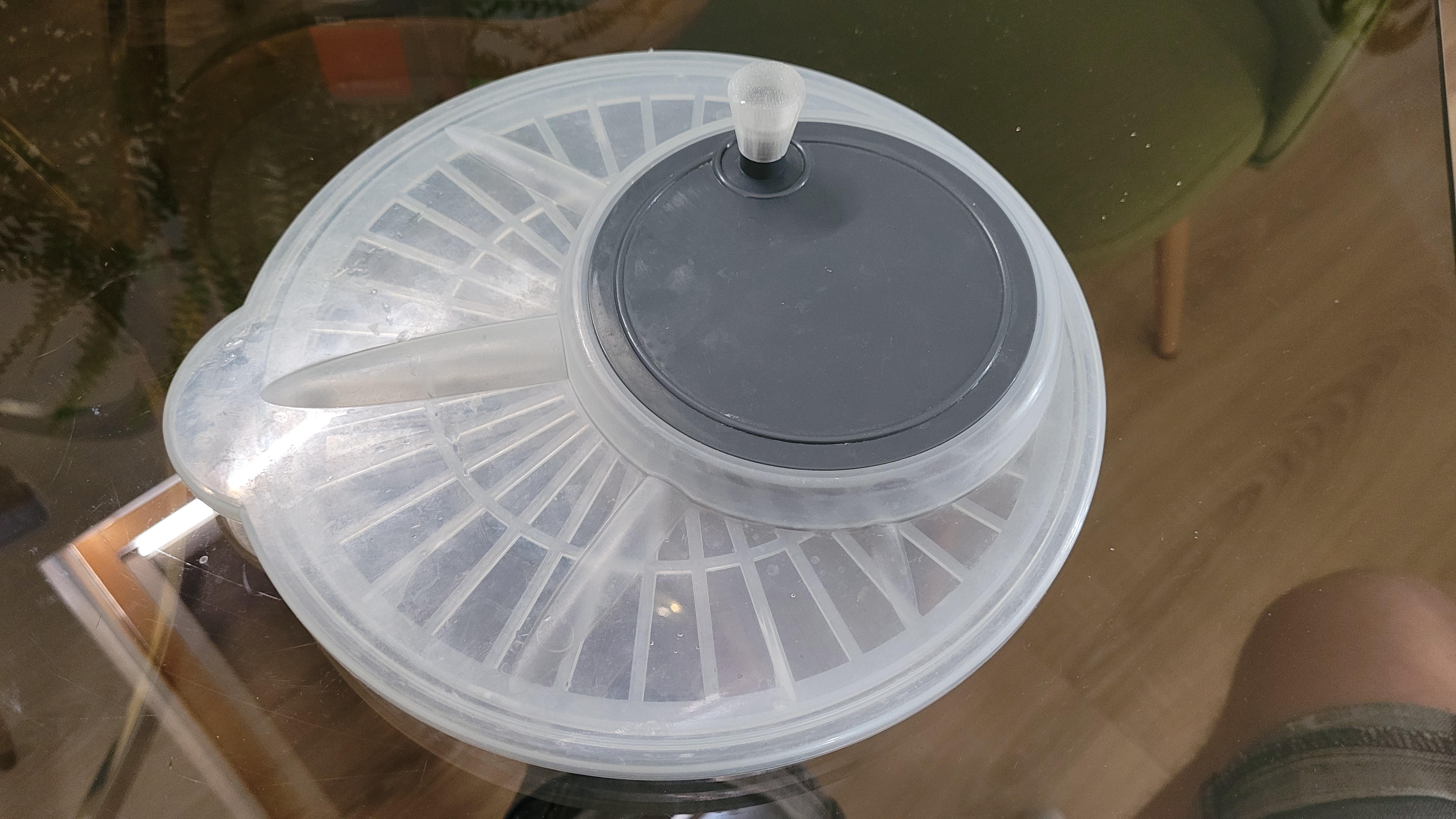 Salad spinner knob