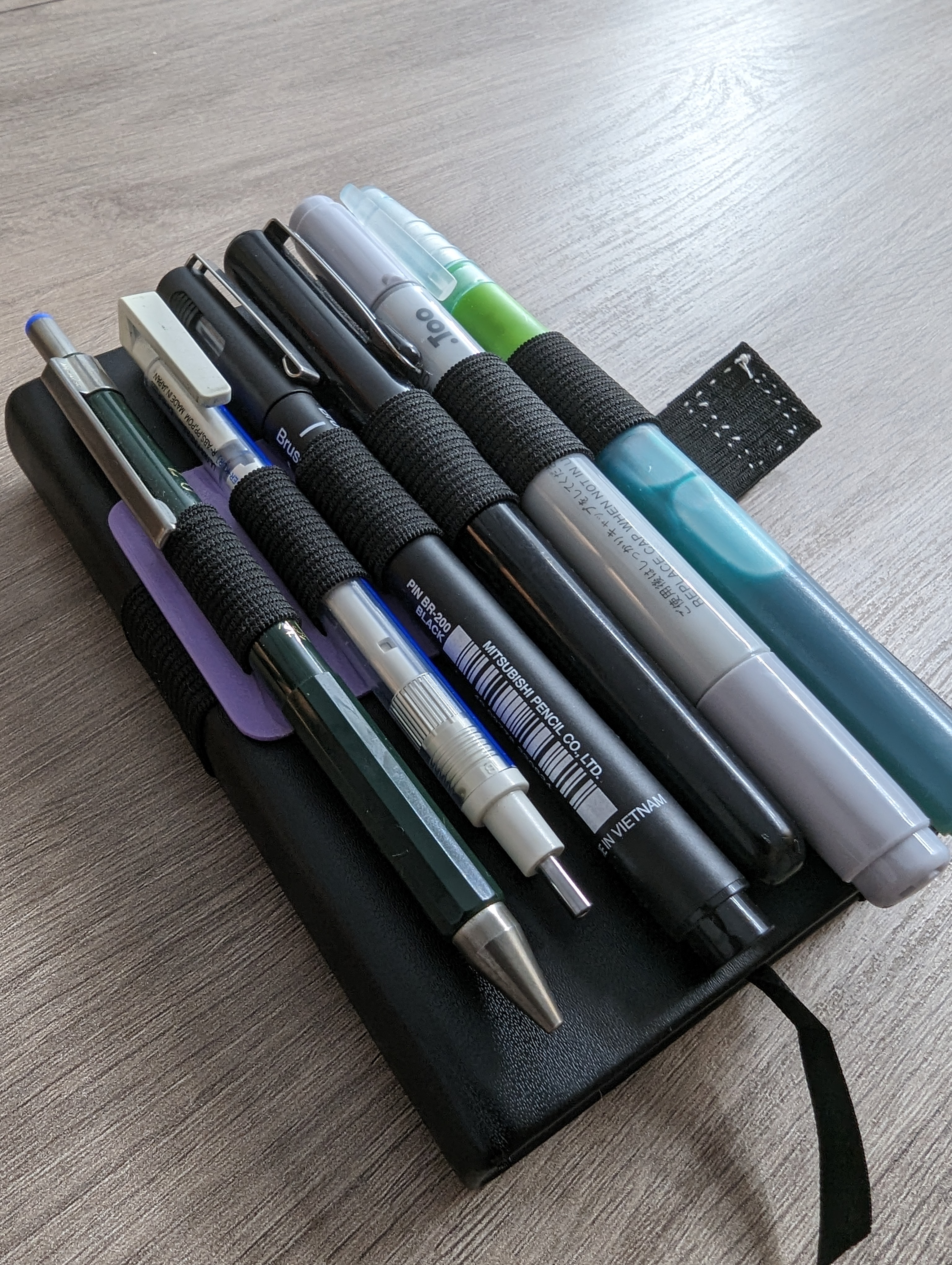 Miniatura 2 do modelo 3D A5 Notebook Pen Holder