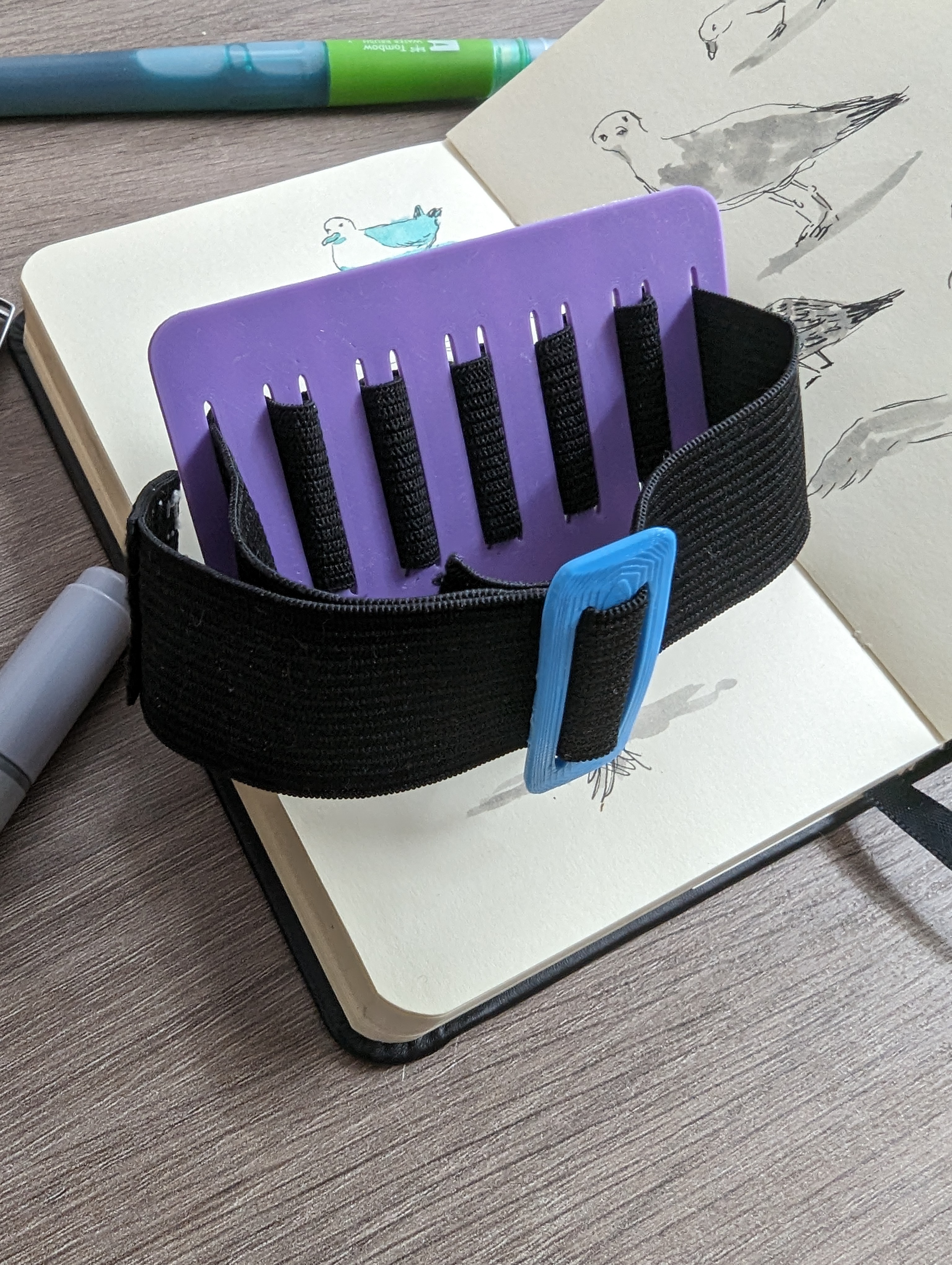 Miniatura 4 do modelo 3D A5 Notebook Pen Holder