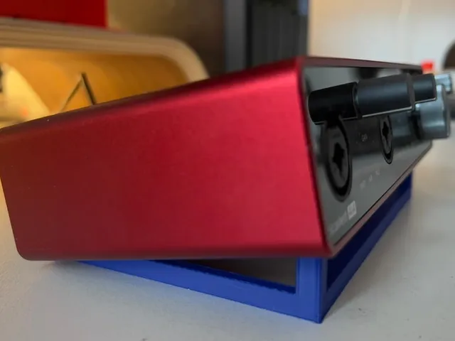 Focusrite Scarlet 4i4 - Angled desk stand