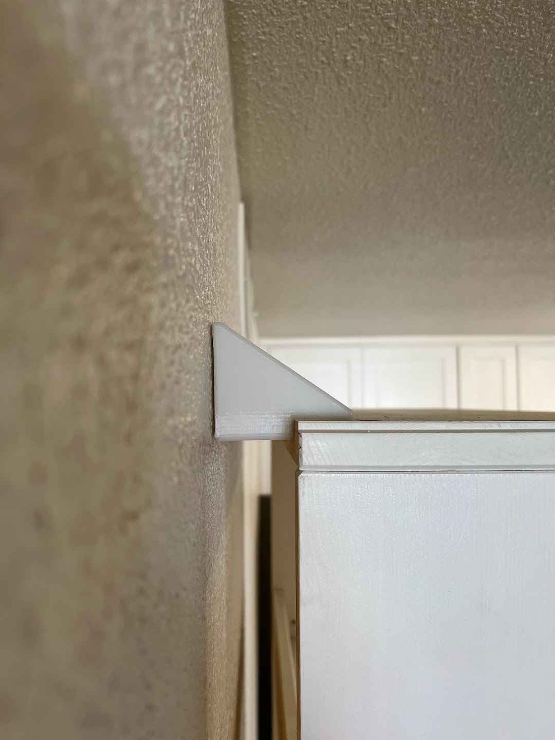 MOULD MOUNT Wall mounting bracket for locations with moulding by