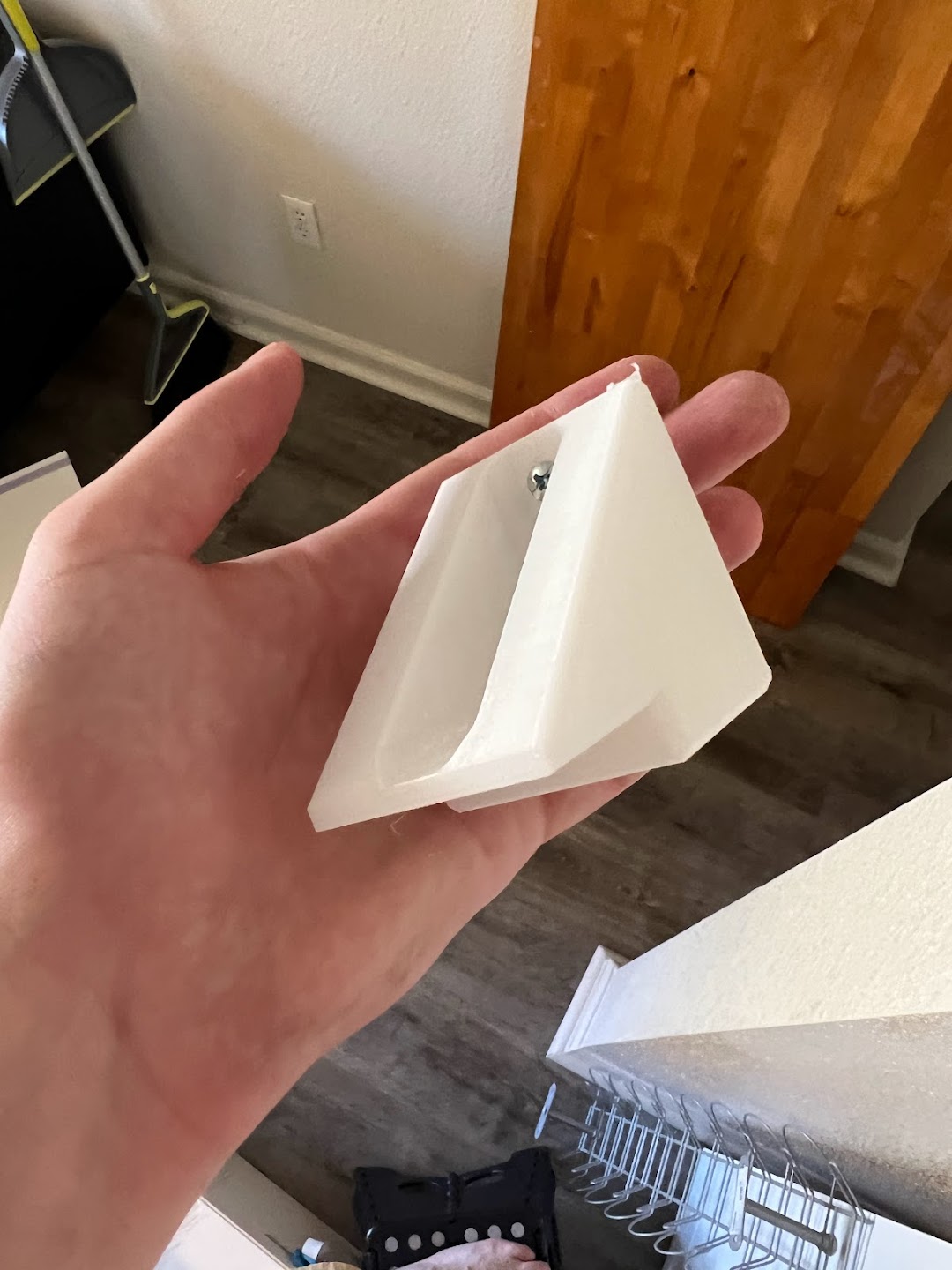 MOULD MOUNT: Wall mounting bracket for locations with moulding
