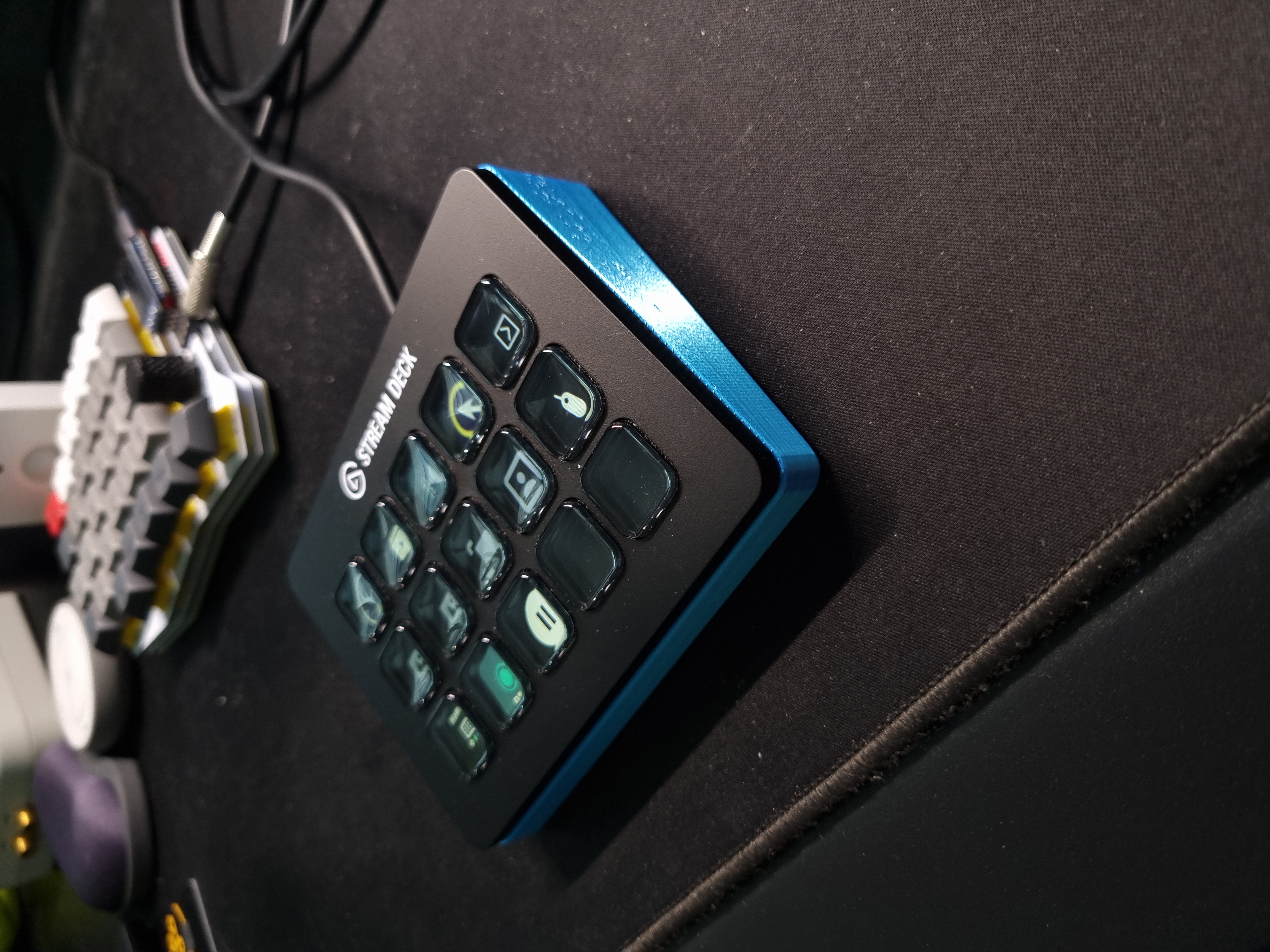 Elgato Stream Deck Mk 2 Low profile base with 10-degree tilt
