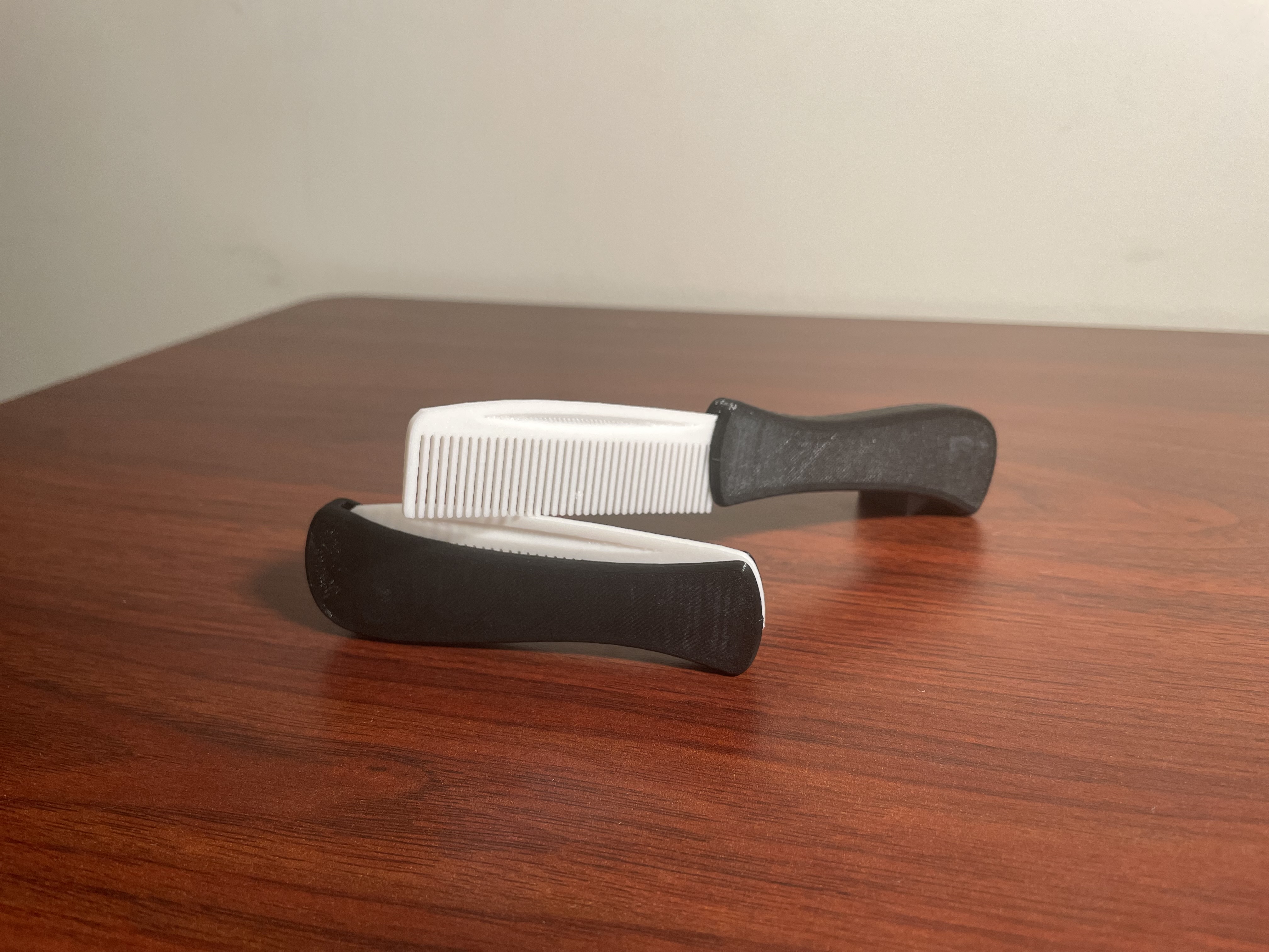 Miniatura 3 do modelo 3D Folding Switchblade Comb