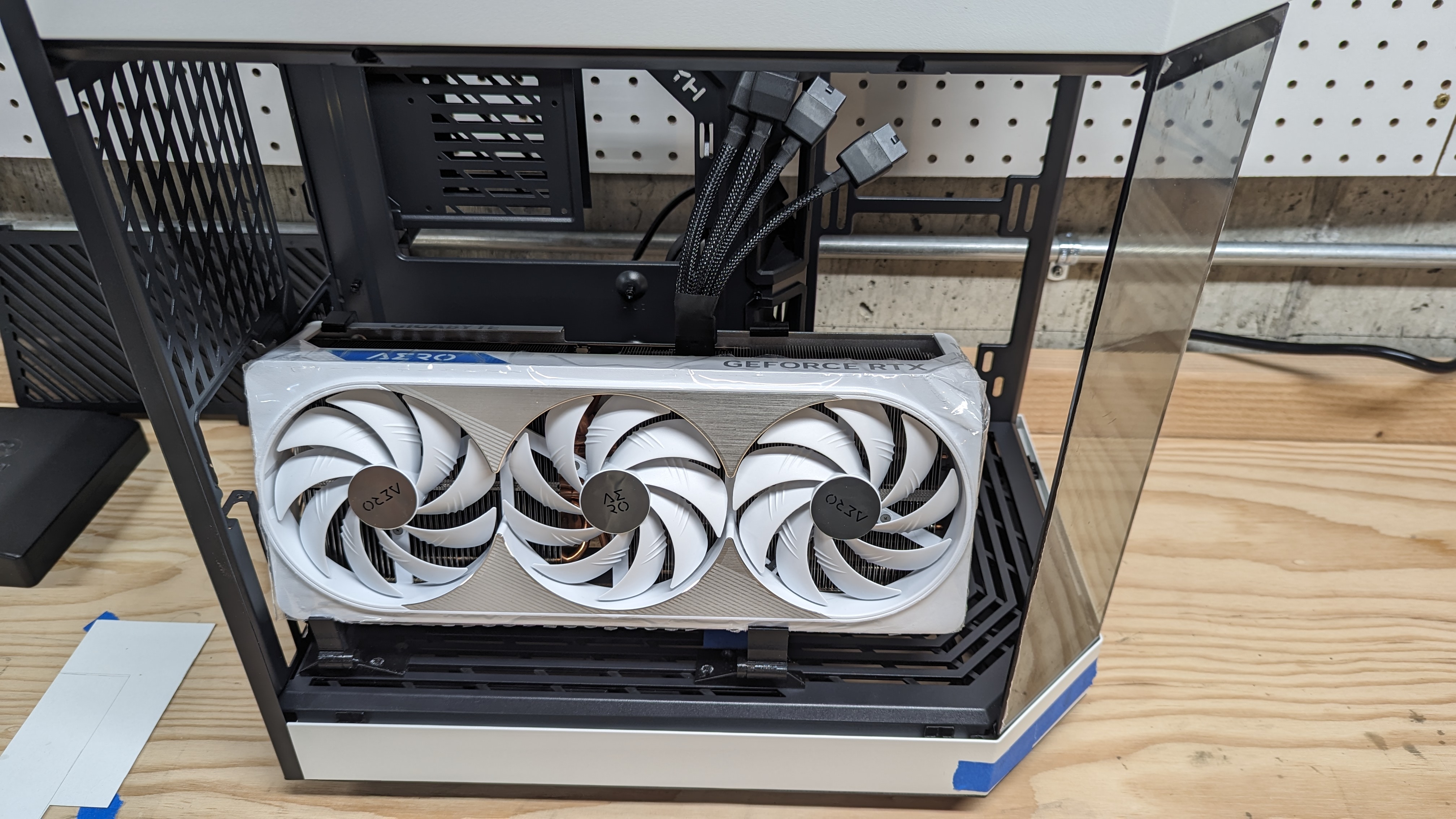 Angle Mounting Brackets for Gigabyte Aero GeForce RTX 4090