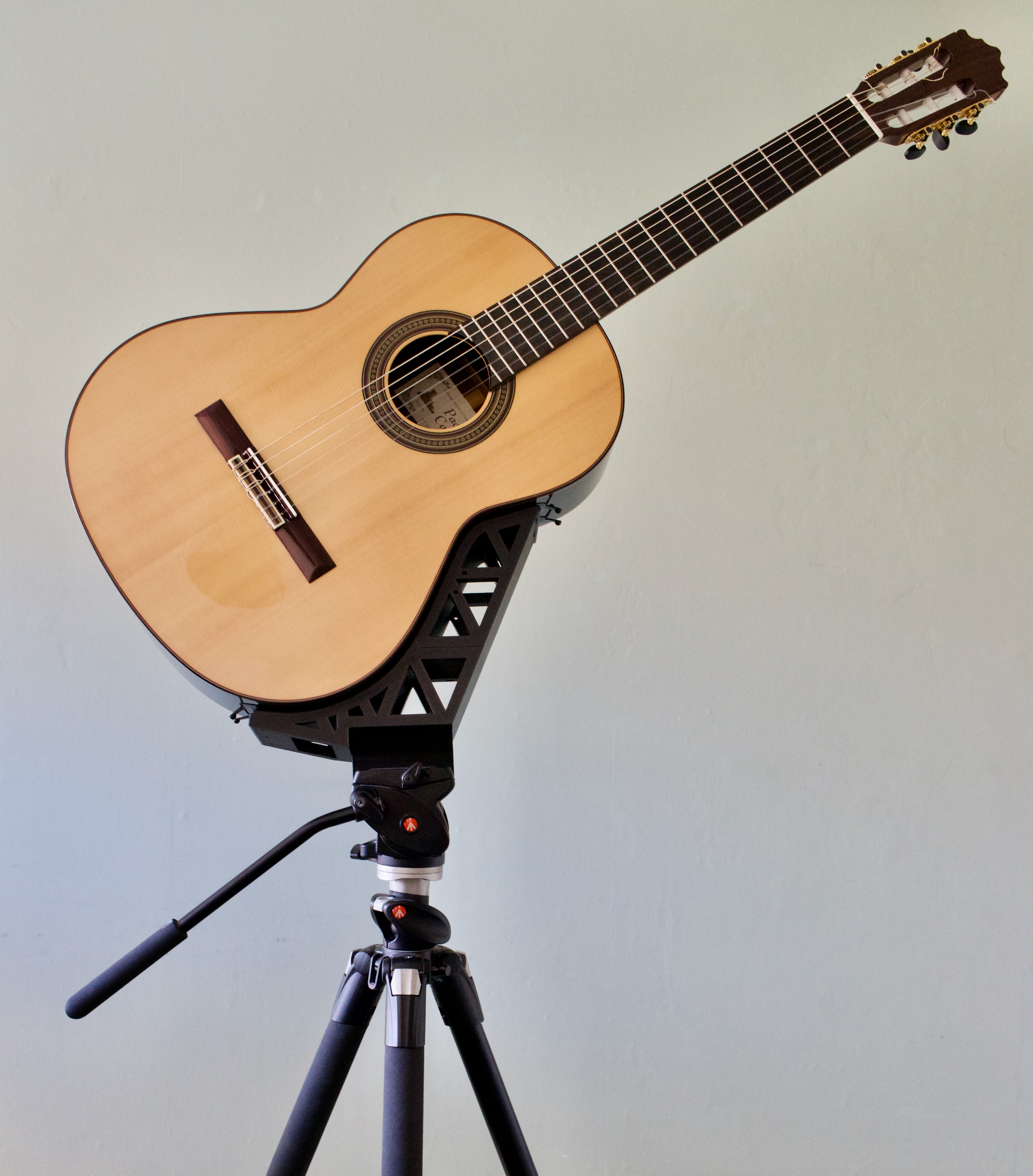 Tripodium for classical guitar