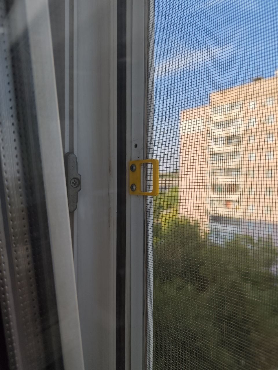 Window flye screen handler