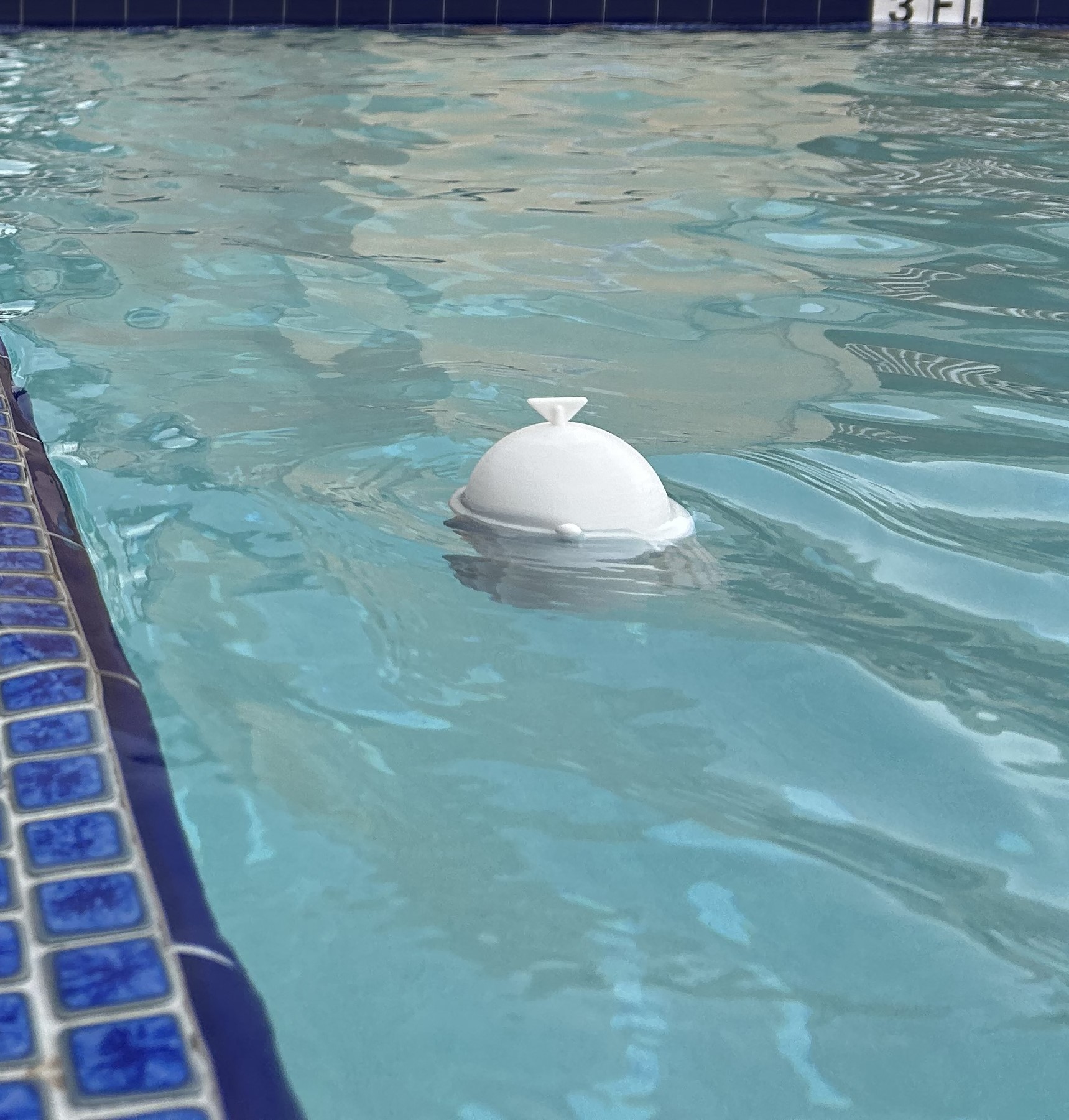 Chlorine tablet pool bobber