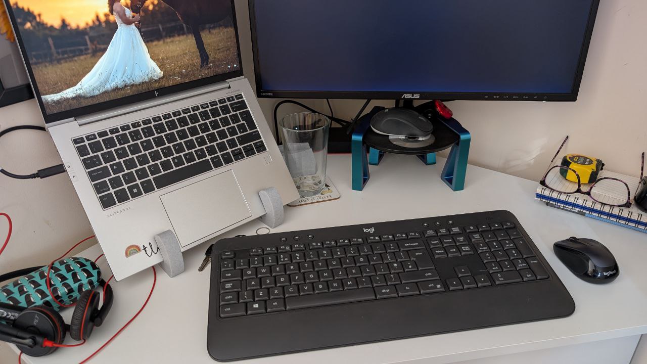 Upright laptop stand