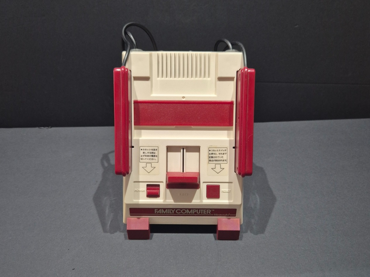 Vertical Famicom Display Stand (Support-Free)